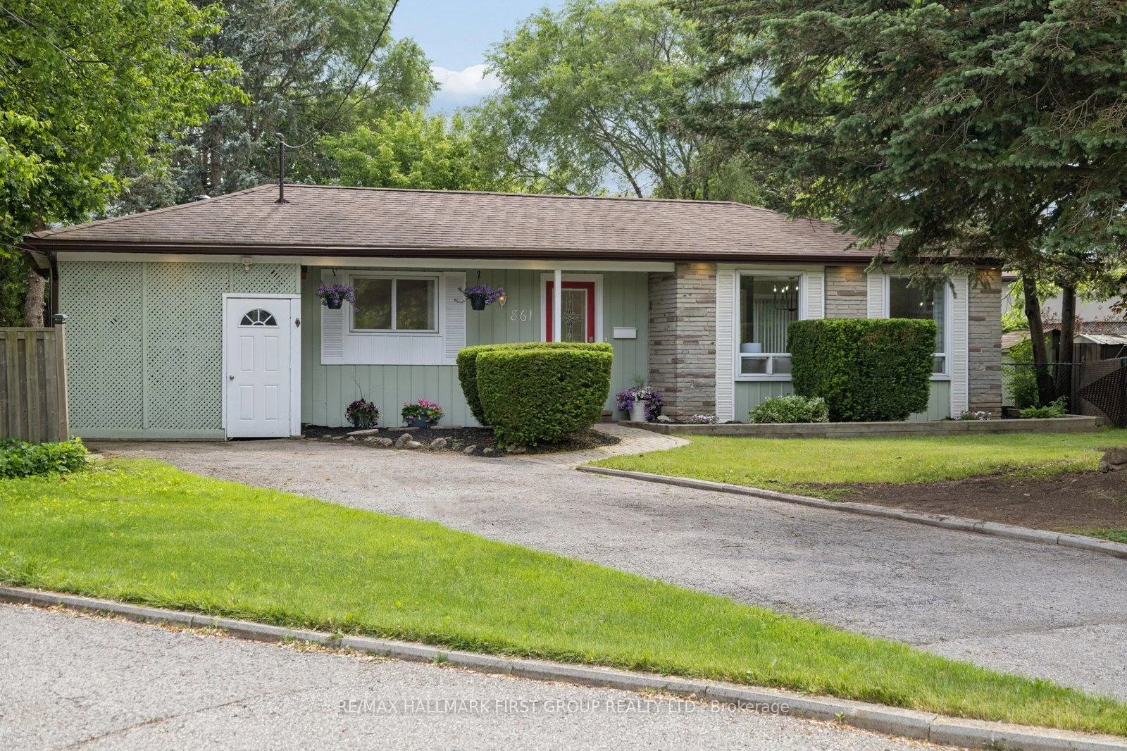 Front of 861 Boxworth Place
