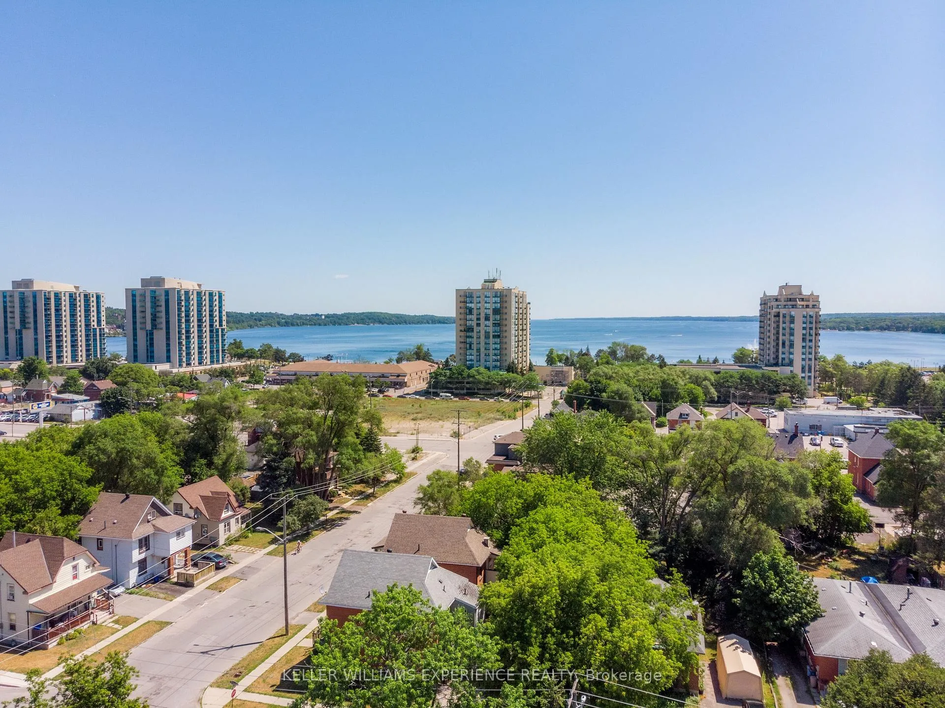 Photo 3 of Unit Unit #3, 74 Sanford Street, Barrie, Lakeshore — HOMEH