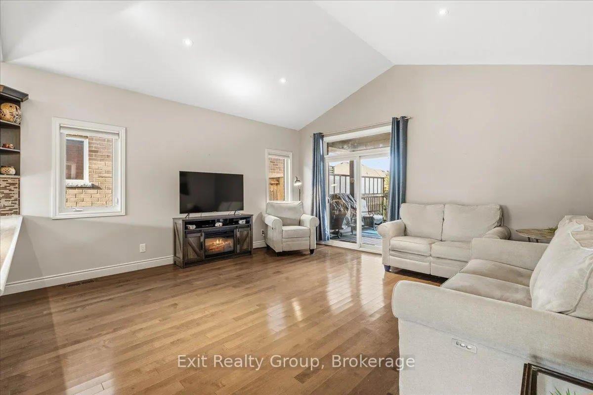 Photo 13 of 14 Cavendish Drive, Belleville, Thurlow Ward — HOMEH