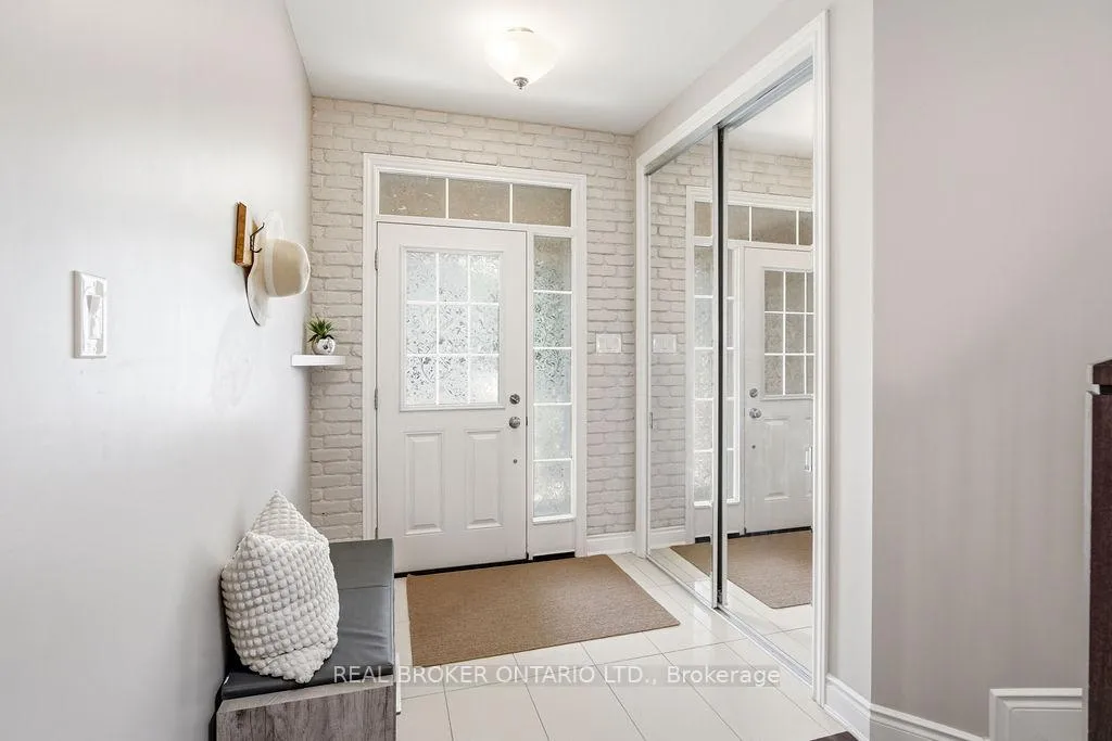 Photo 3 of 984 Shimmerton Circle, Ottawa, Kanata - Emerald Meadows/Trailwest — HOMEH