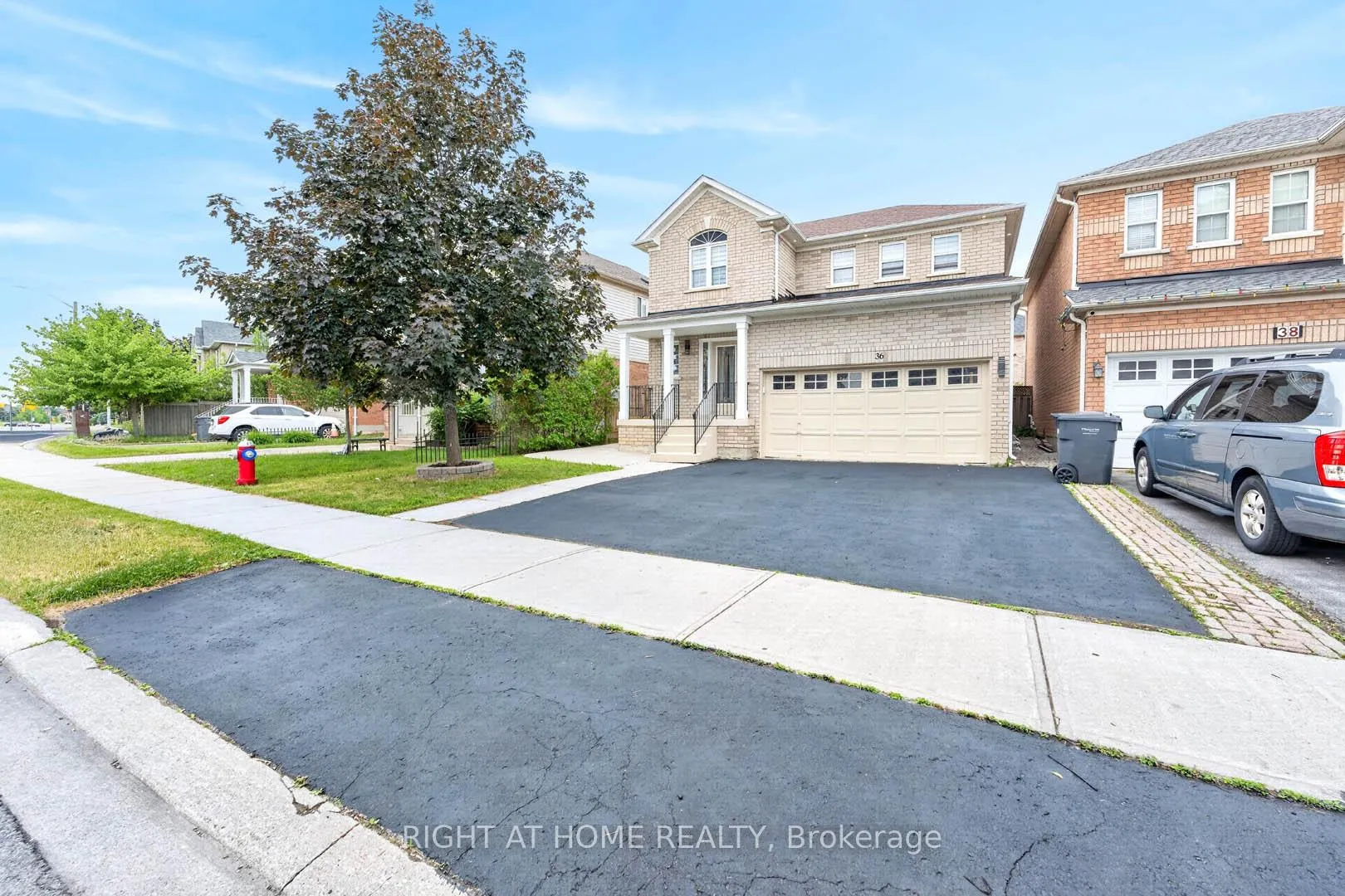 Photo 3 of 36 Earlsbridge Boulevard, Brampton, Fletcher's Meadow — HOMEH