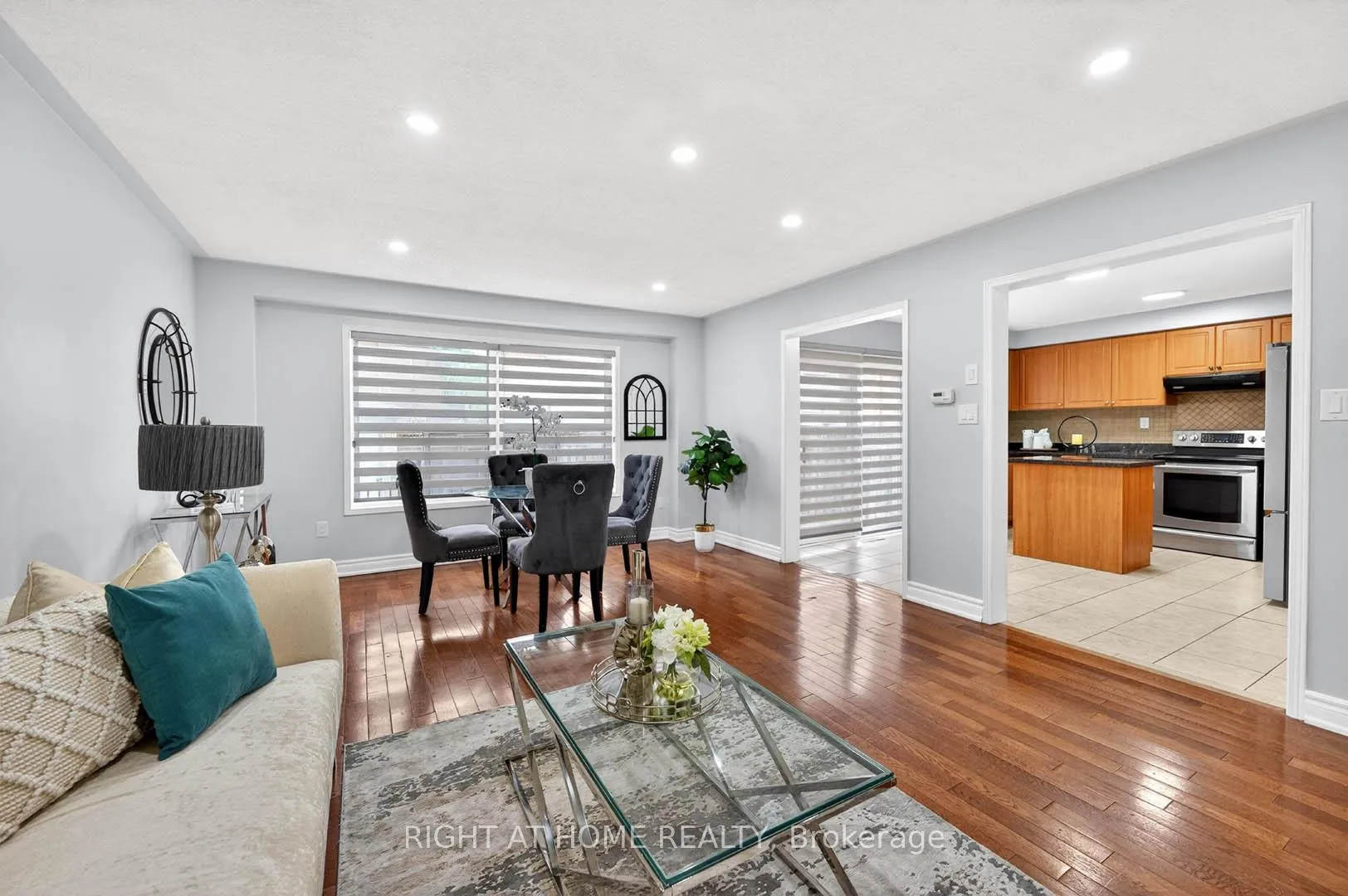 Photo 11 of 36 Earlsbridge Boulevard, Brampton, Fletcher's Meadow — HOMEH