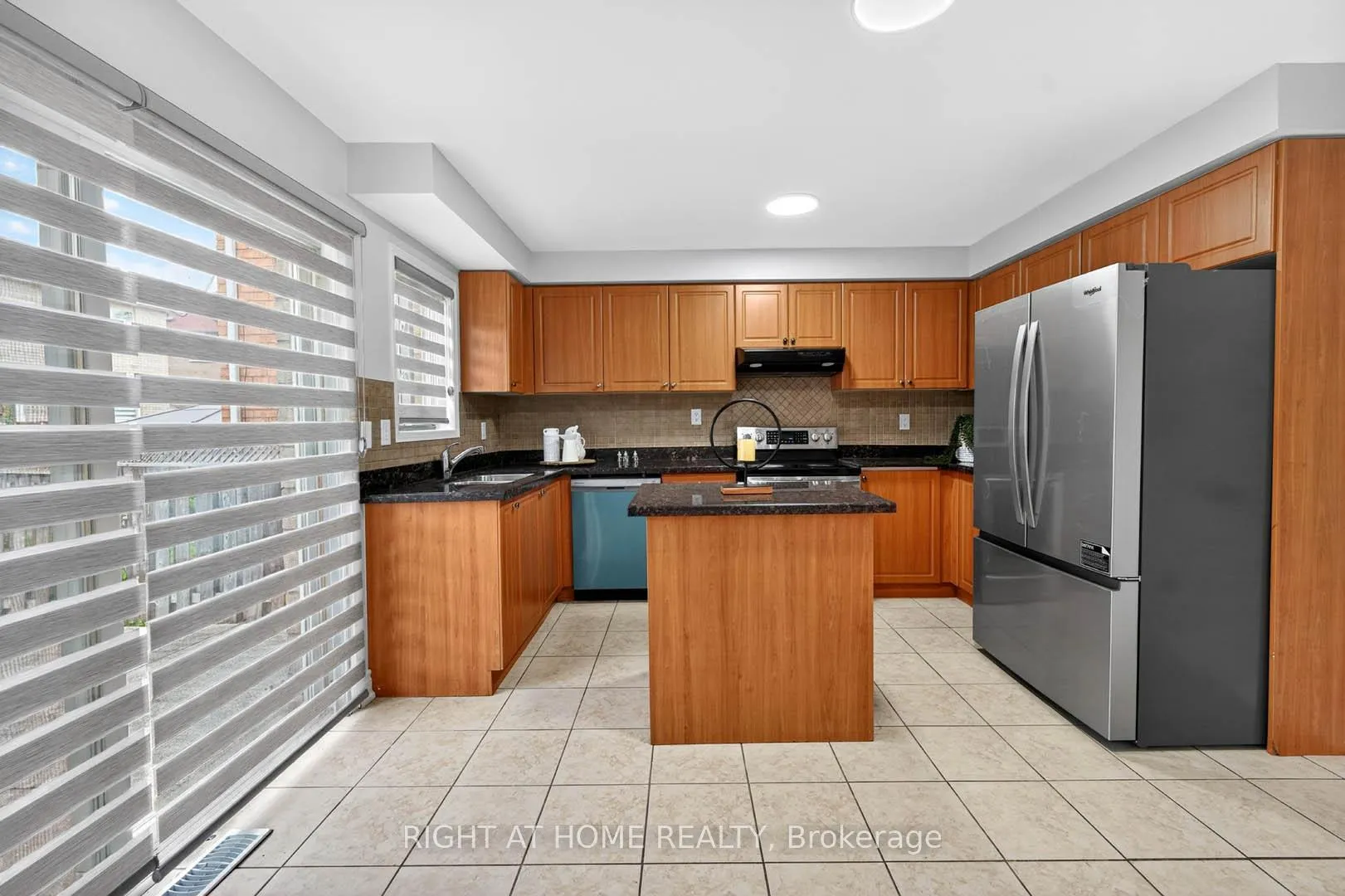 Photo 16 of 36 Earlsbridge Boulevard, Brampton, Fletcher's Meadow — HOMEH