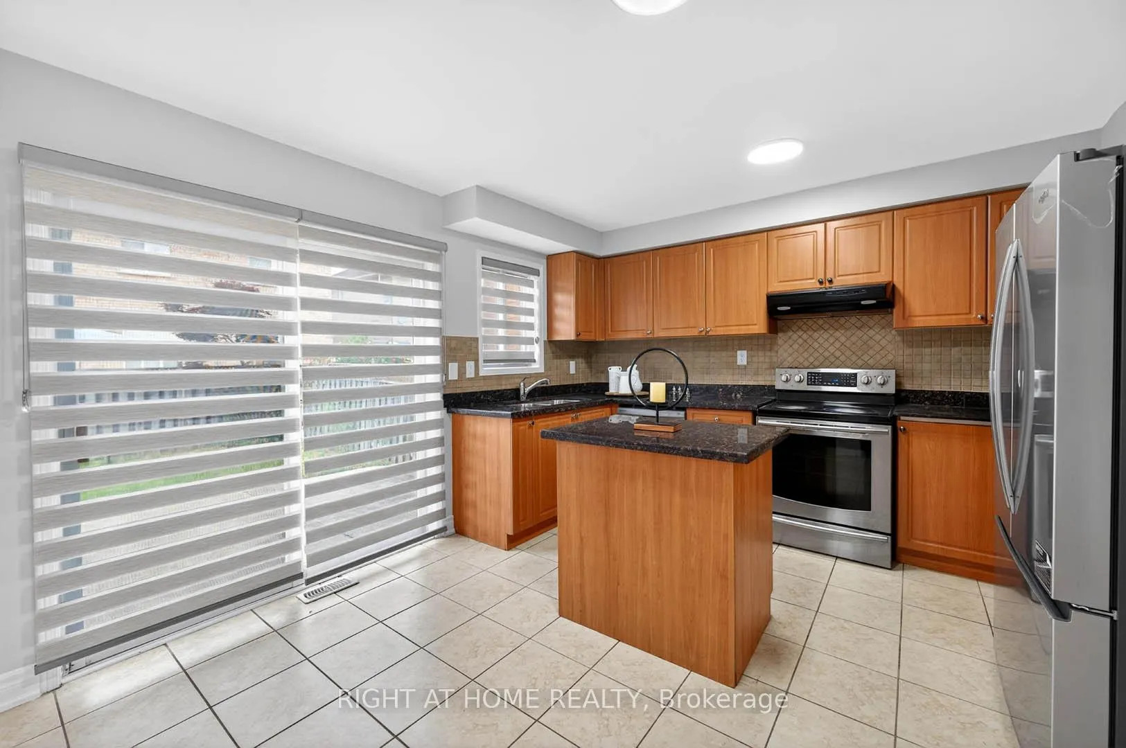Photo 17 of 36 Earlsbridge Boulevard, Brampton, Fletcher's Meadow — HOMEH