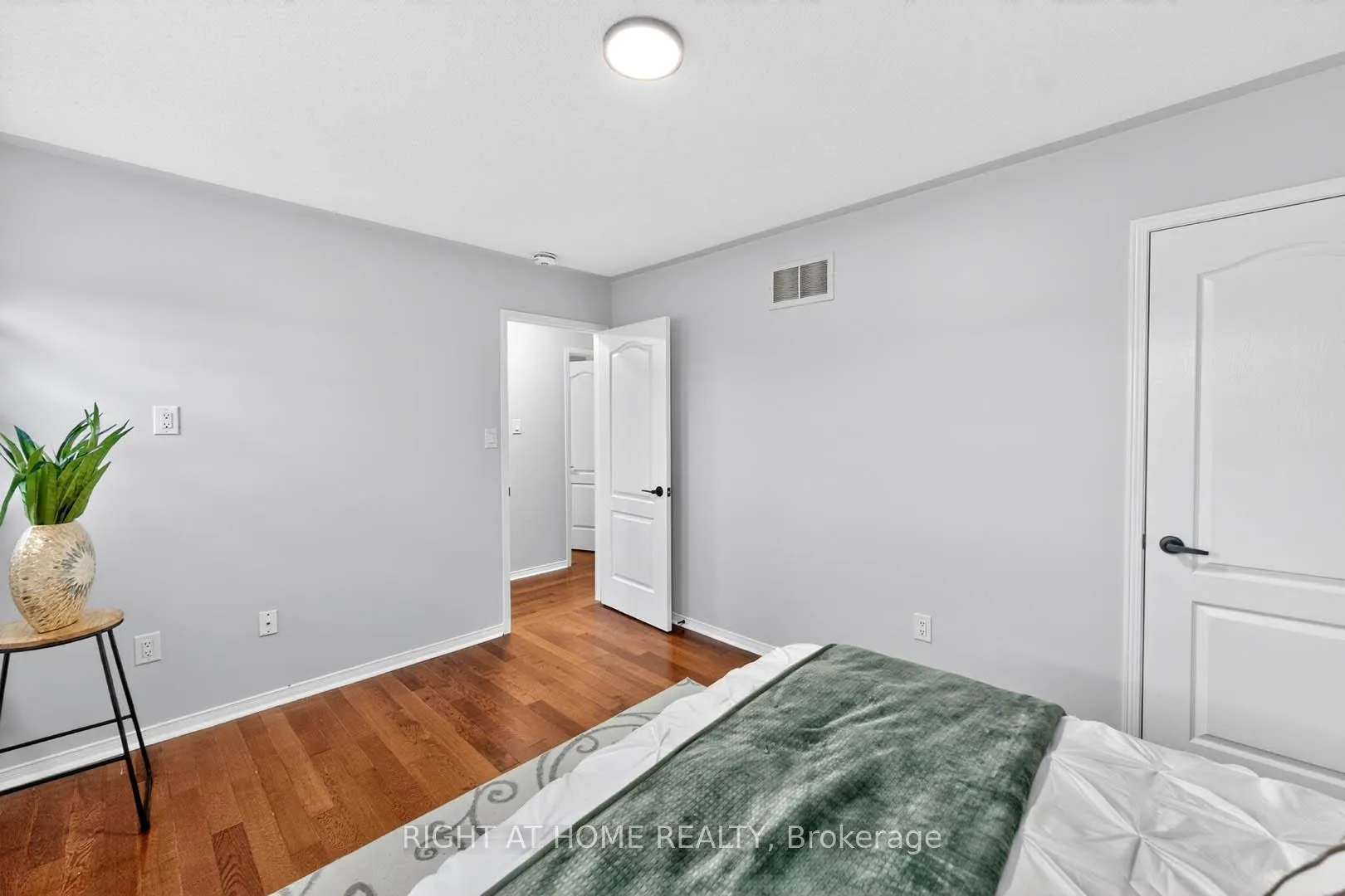 Photo 27 of 36 Earlsbridge Boulevard, Brampton, Fletcher's Meadow — HOMEH