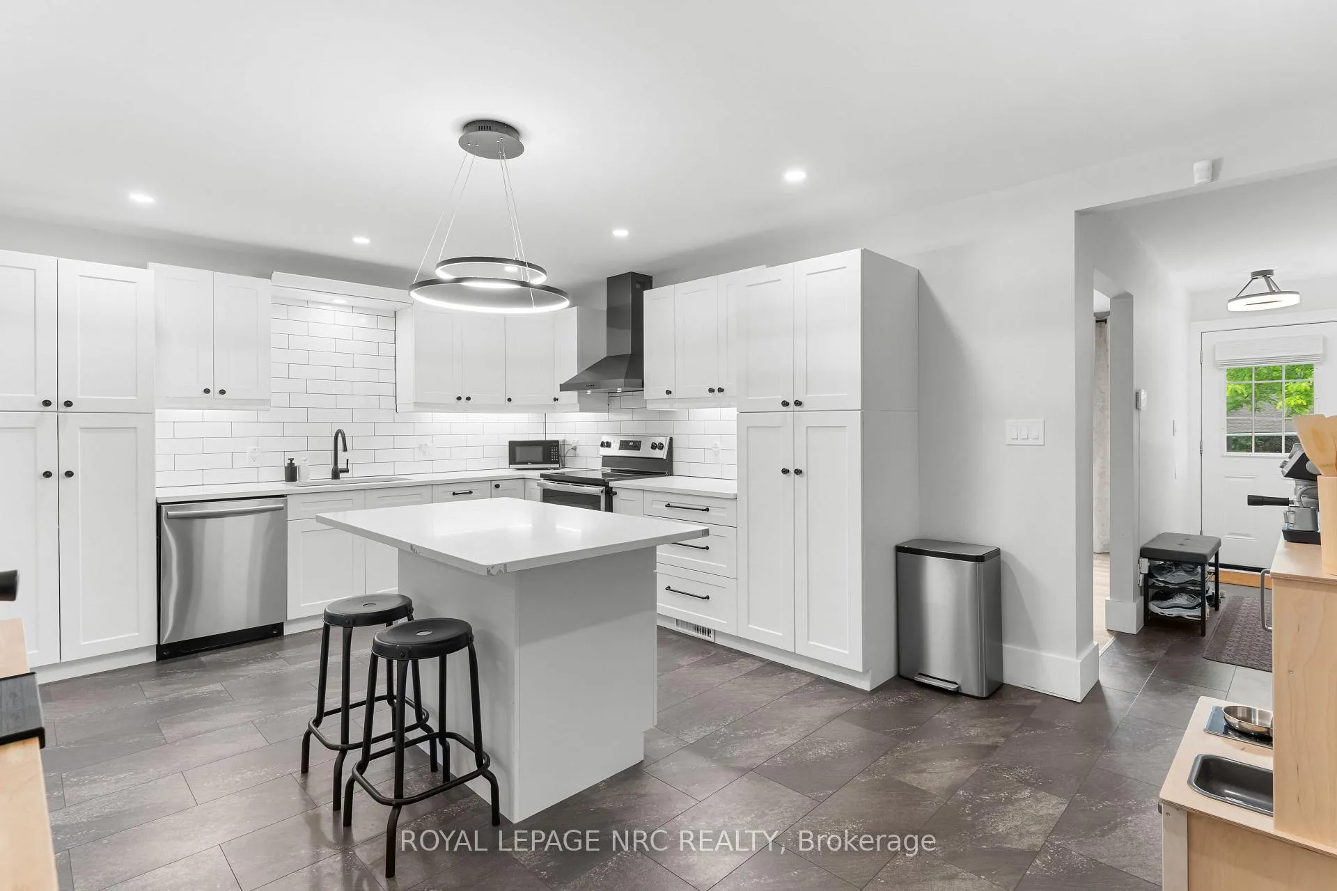 Photo 10 of 143 Village Road, St. Catharines, Glendale/Glenridge — HOMEH