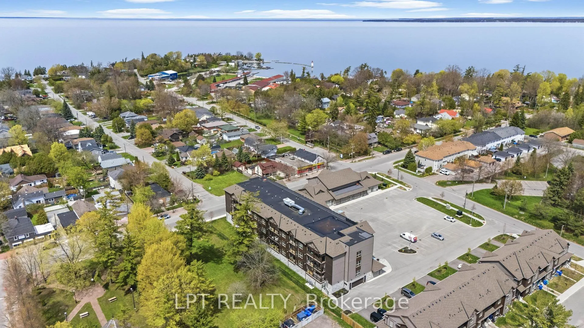 Photo 3 of Unit 303, 110 Grew Boulevard, Georgina, Sutton & Jackson's Point — HOMEH