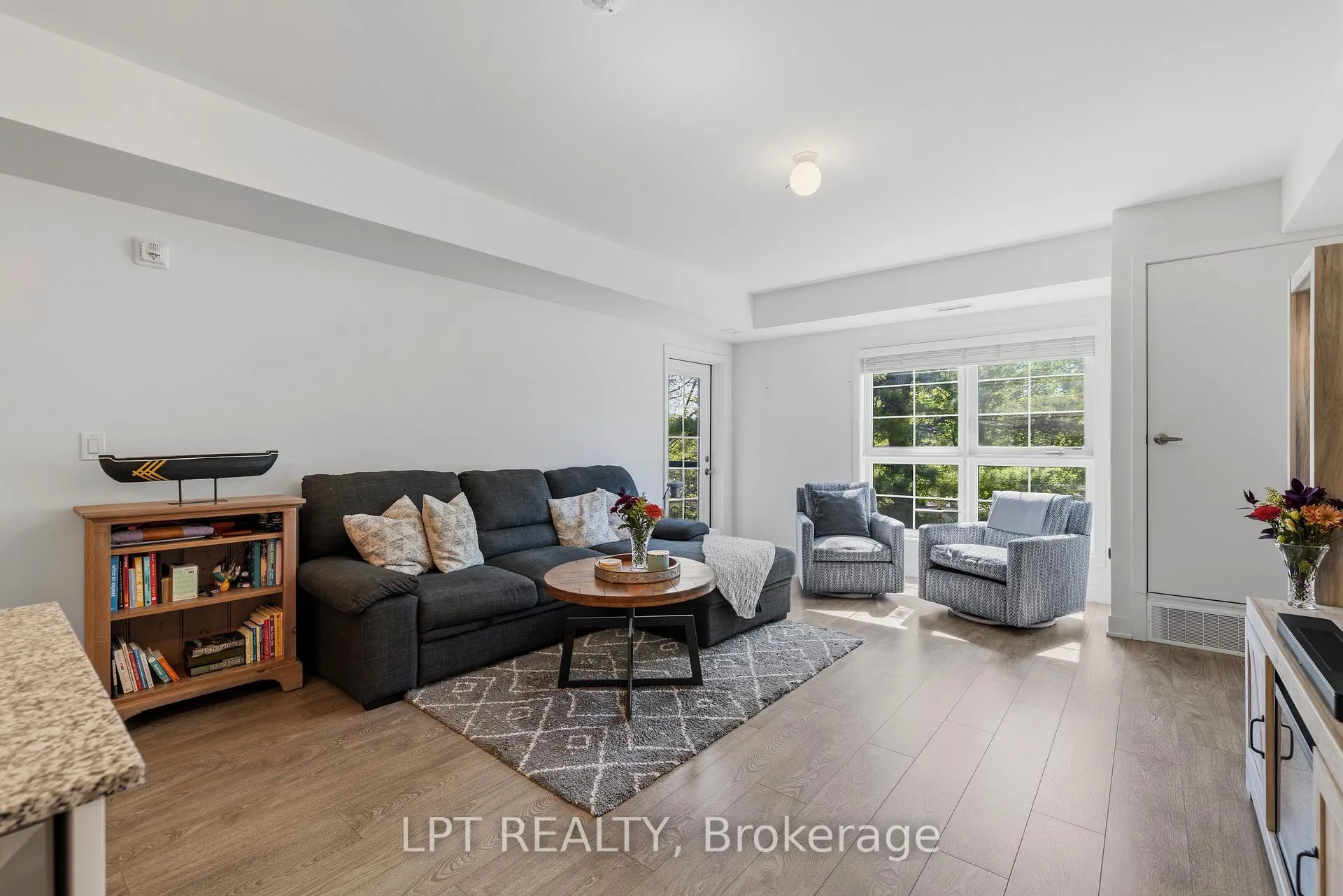 Photo 8 of Unit 303, 110 Grew Boulevard, Georgina, Sutton & Jackson's Point — HOMEH