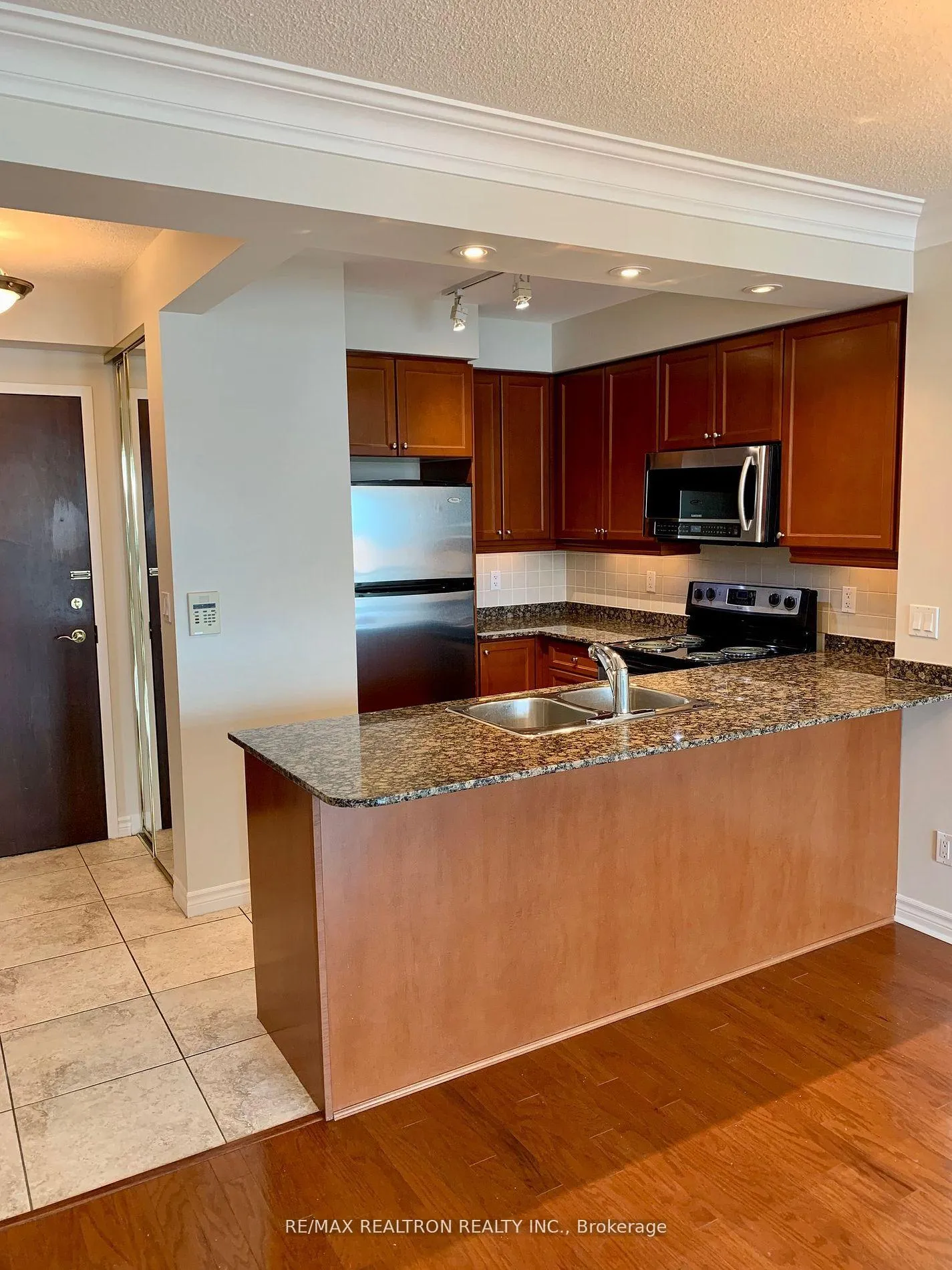 Photo 6 of Unit 303, 88 Promenade Circle, Vaughan, Brownridge — HOMEH