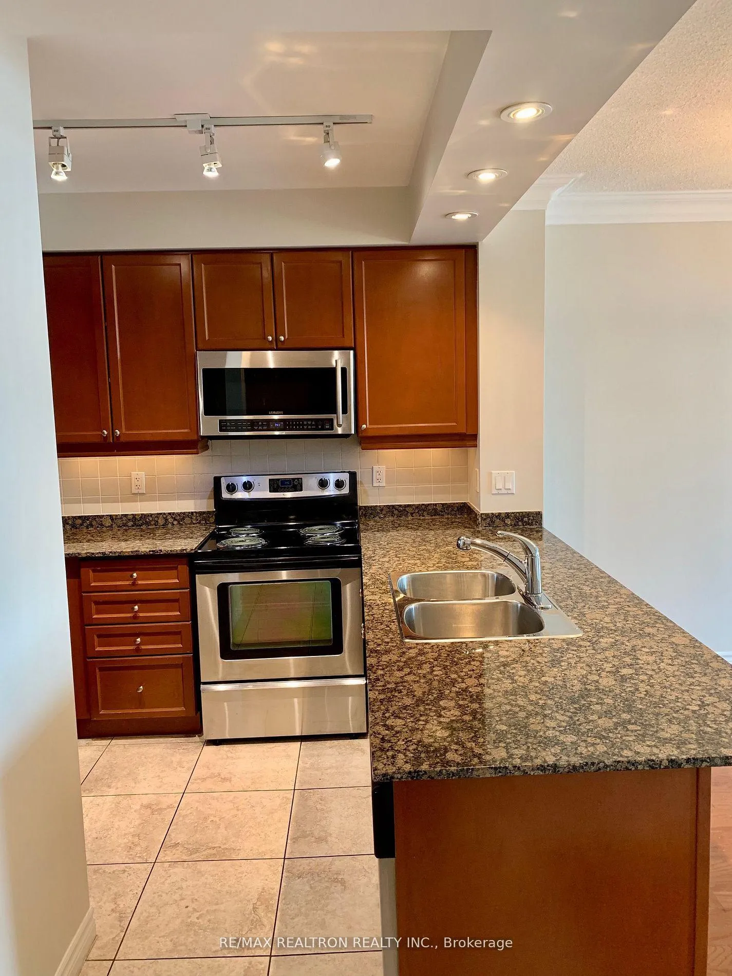 Photo 7 of Unit 303, 88 Promenade Circle, Vaughan, Brownridge — HOMEH