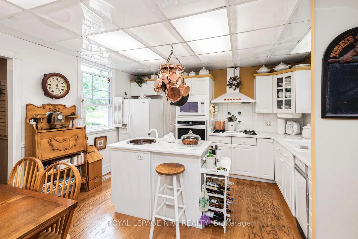 Photo 16 of 31 Victoria Terrace N, Grimsby, Grimsby Beach — HOMEH