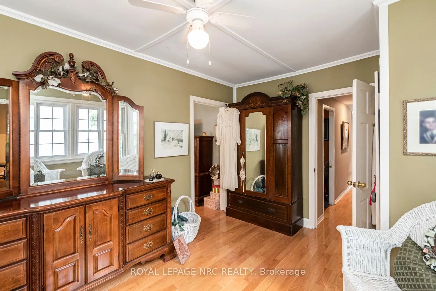 Photo 33 of 31 Victoria Terrace N, Grimsby, Grimsby Beach — HOMEH