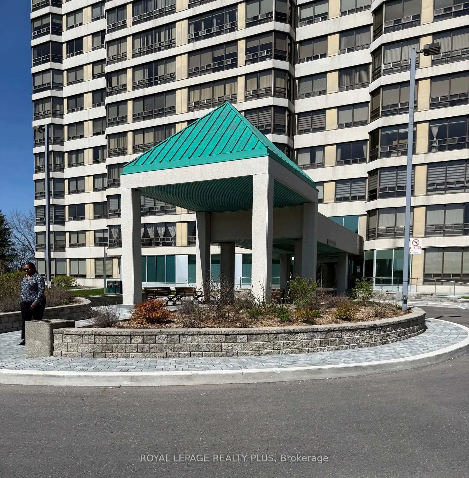 Photo 2 of Unit 301, 330 Mill Street S, Brampton, Brampton South — HOMEH