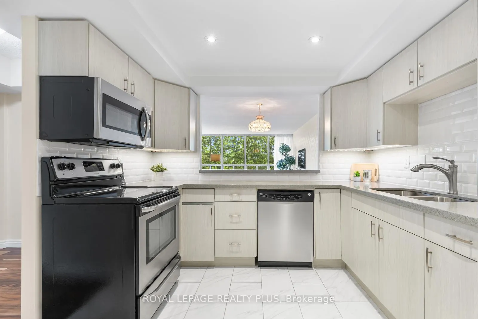 Photo 14 of Unit 301, 330 Mill Street S, Brampton, Brampton South — HOMEH