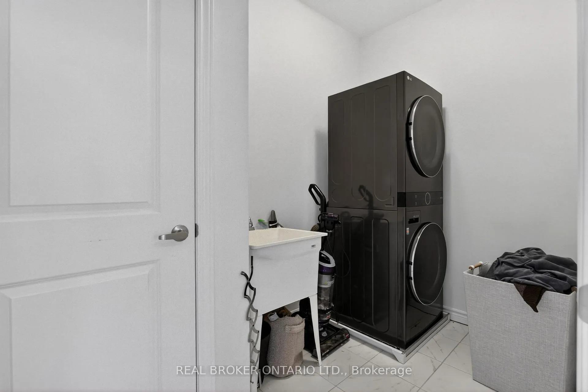 Photo 35 of 4057 Highland Park Drive, Lincoln, Beamsville — HOMEH