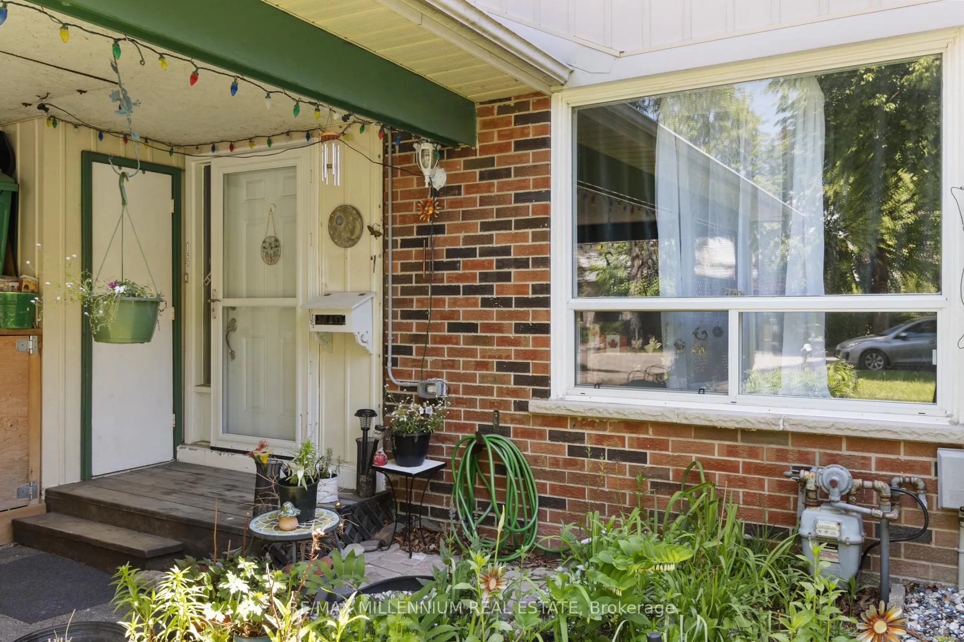 Photo 4 of 14 Laurier Court, Brampton, Heart Lake East — HOMEH