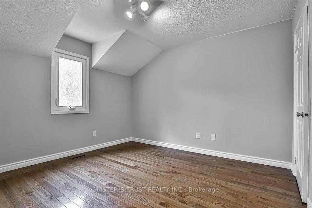 Photo 17 of 92 Cavalry Trail, Markham, Buttonville — HOMEH