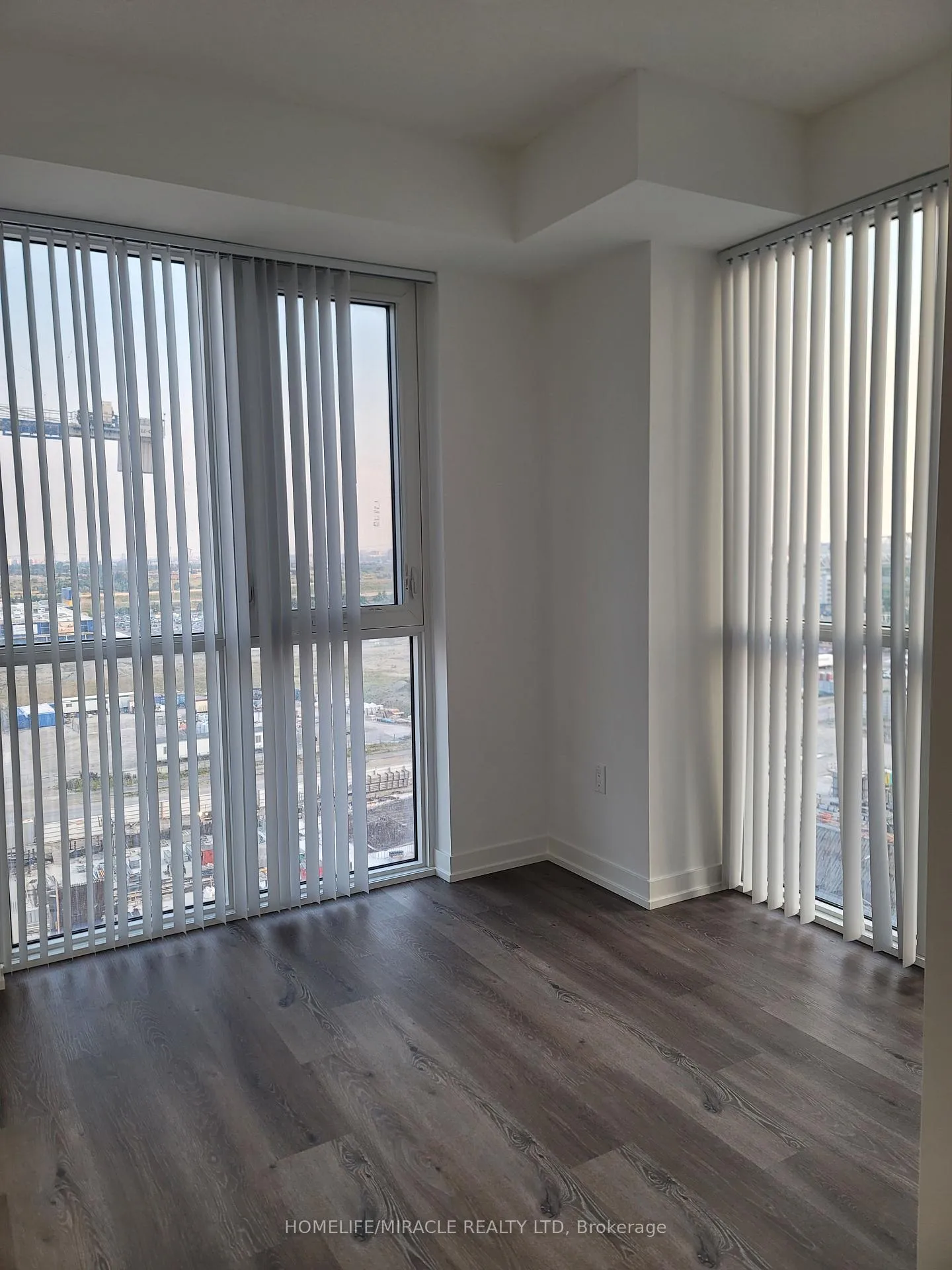 Photo 17 of Unit 1212, 28 Interchange Way, Vaughan, Vaughan Corporate Centre — HOMEH