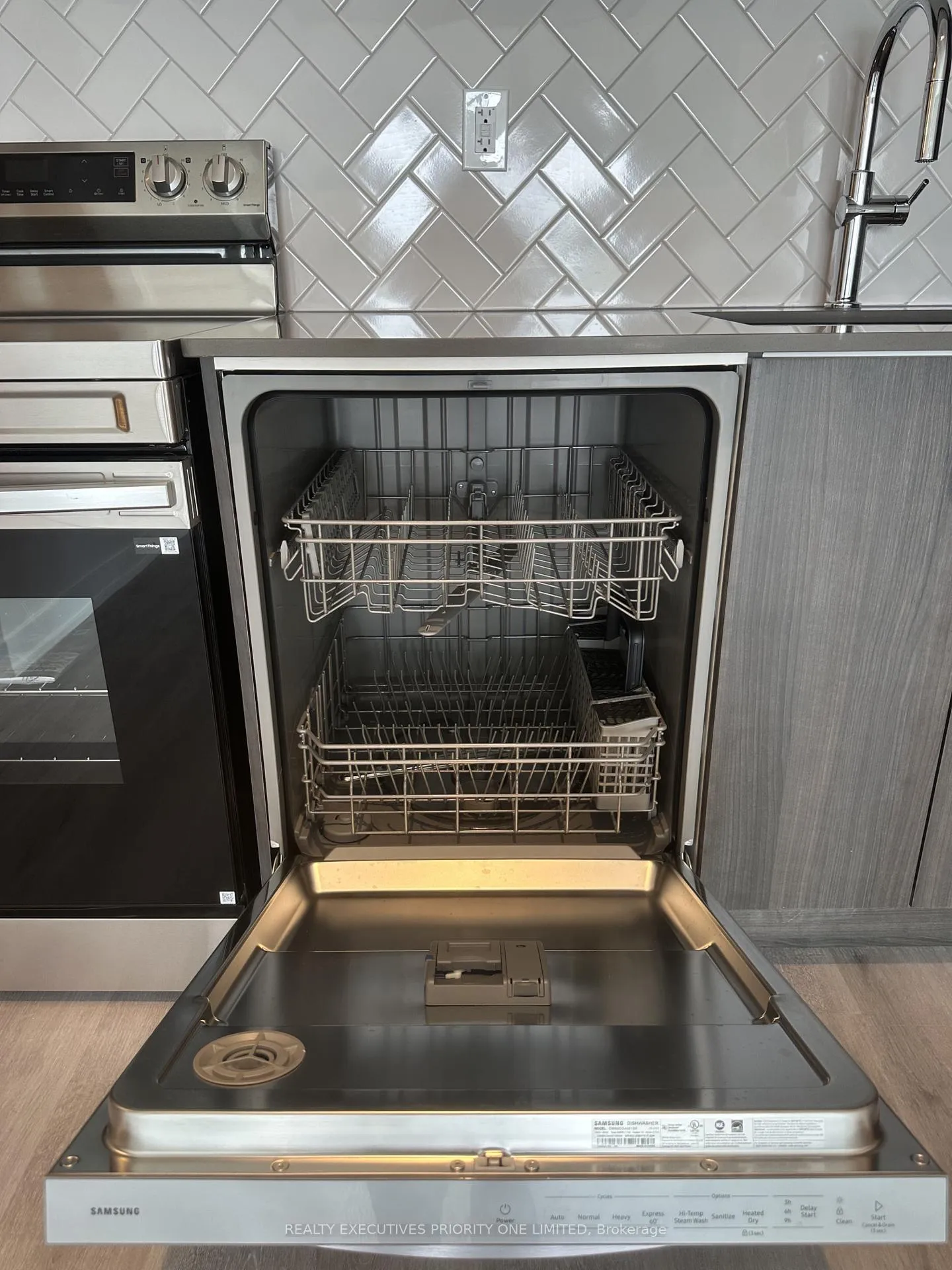 Photo 11 of Unit 1705, 1010 Sandy Beach Road, Pickering, Bay Ridges — HOMEH