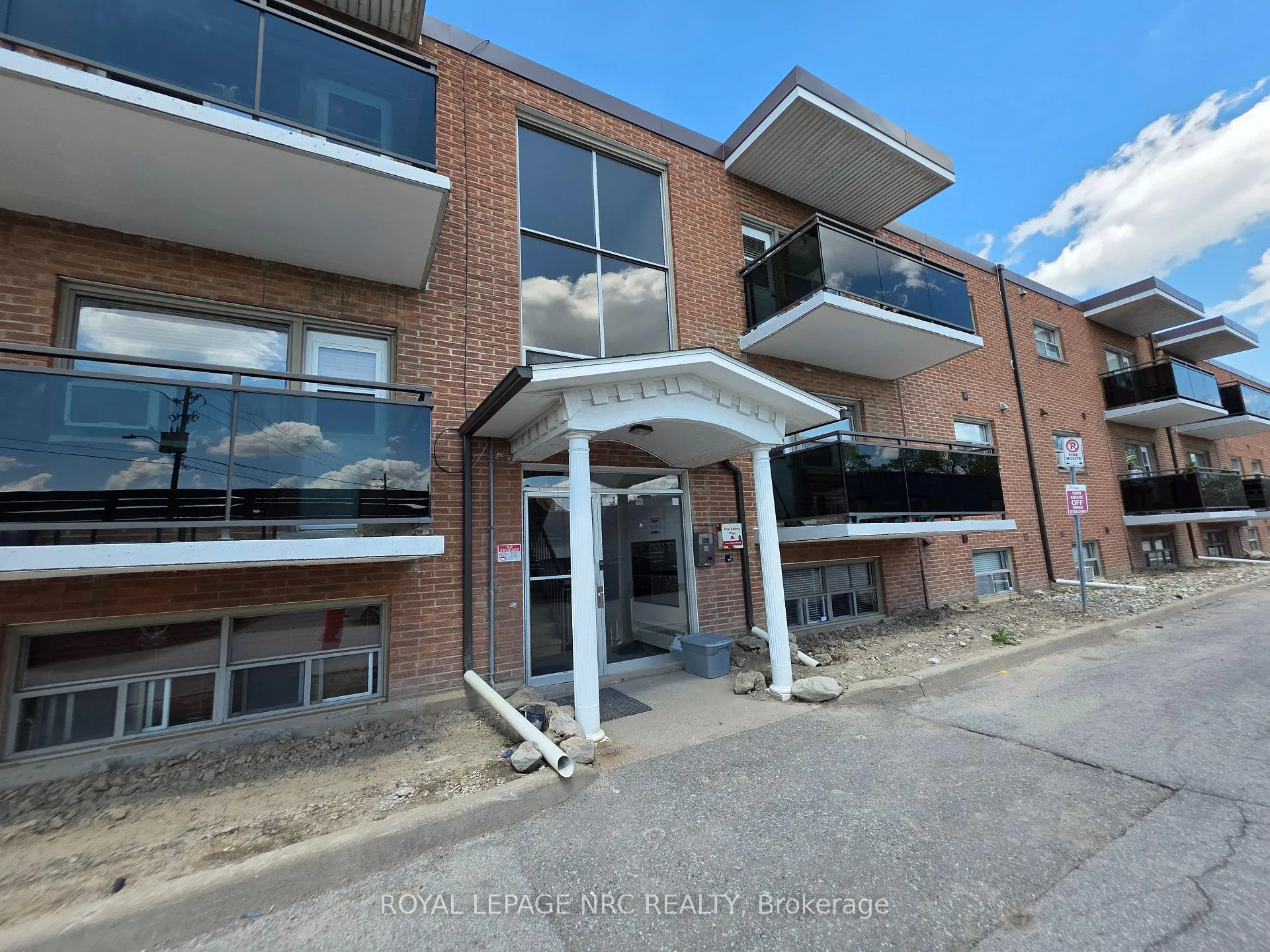 Front of Unit 109, 264 Oakdale Avenue