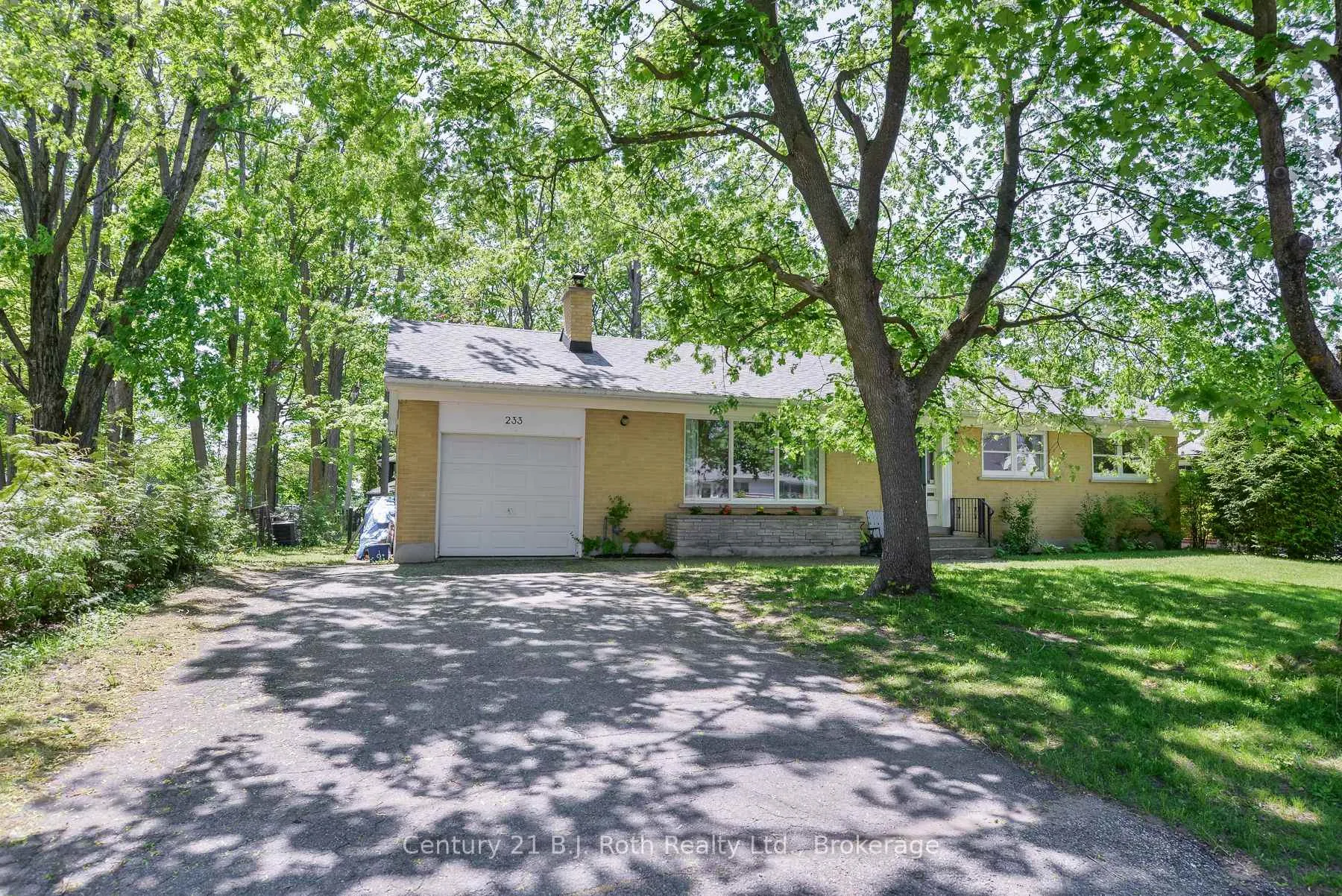 Photo 2 of 233 Lawrence Avenue, Orillia — HOMEH
