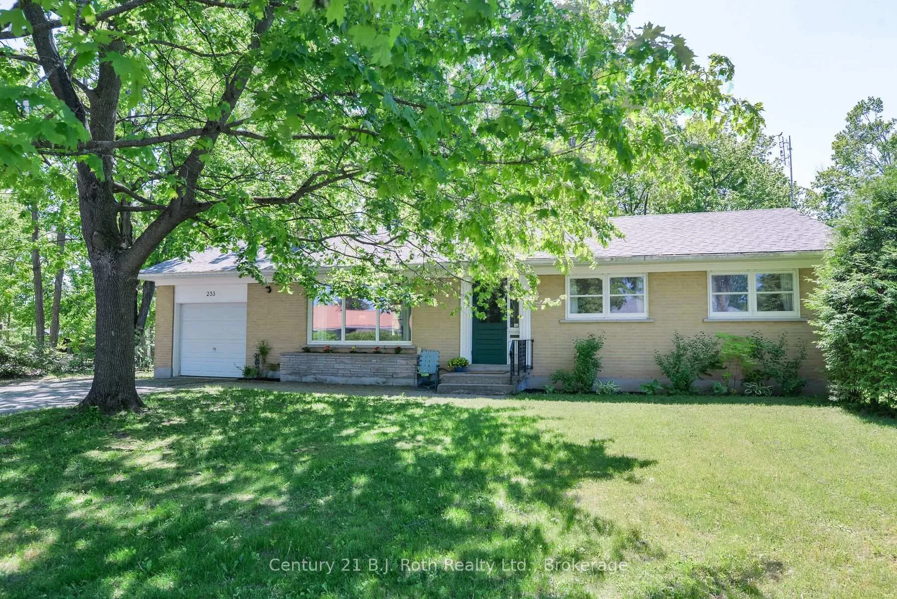 Photo 3 of 233 Lawrence Avenue, Orillia — HOMEH