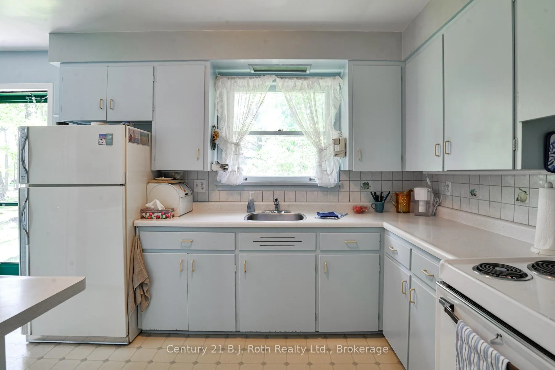 Photo 10 of 233 Lawrence Avenue, Orillia — HOMEH