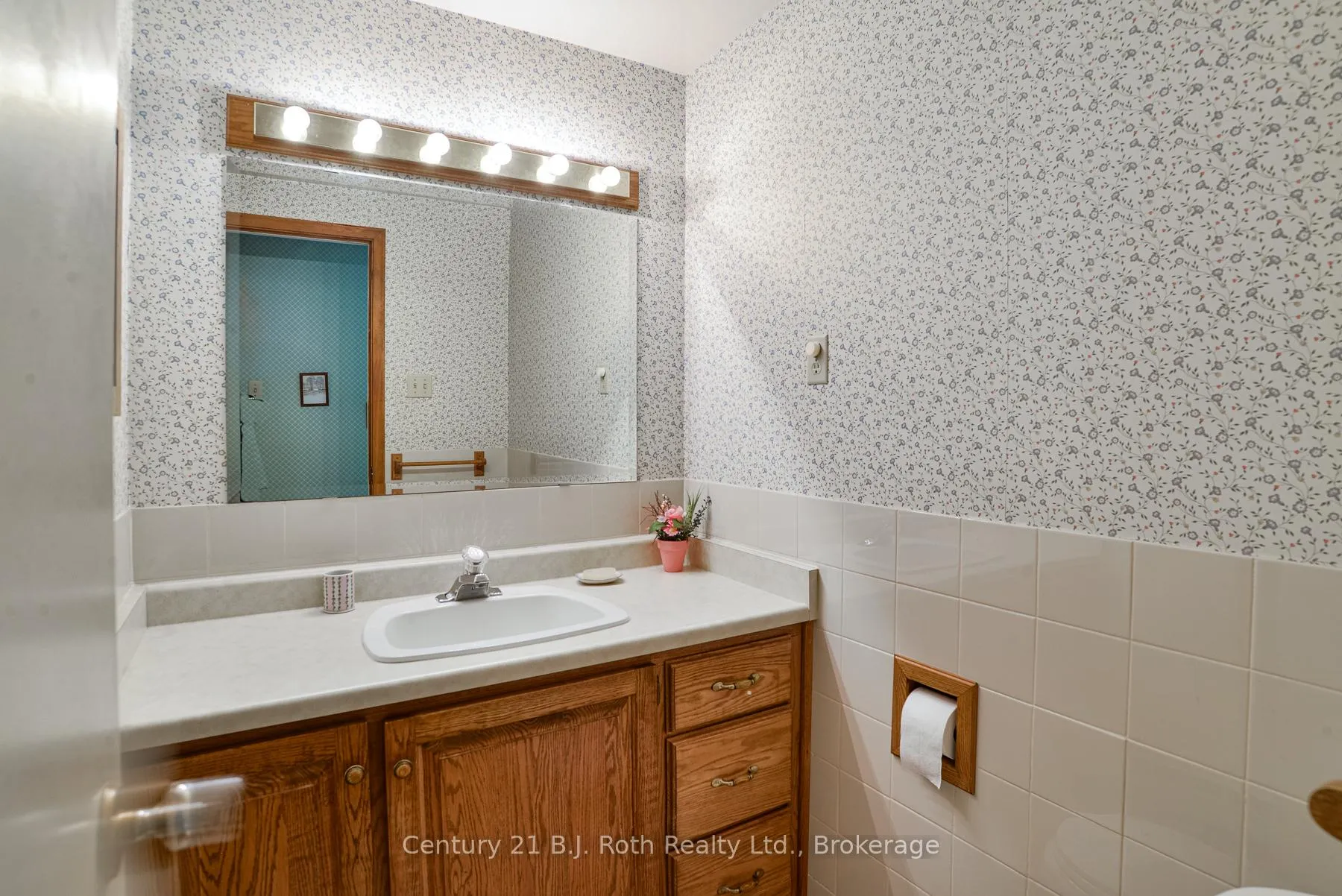 Photo 17 of 233 Lawrence Avenue, Orillia — HOMEH