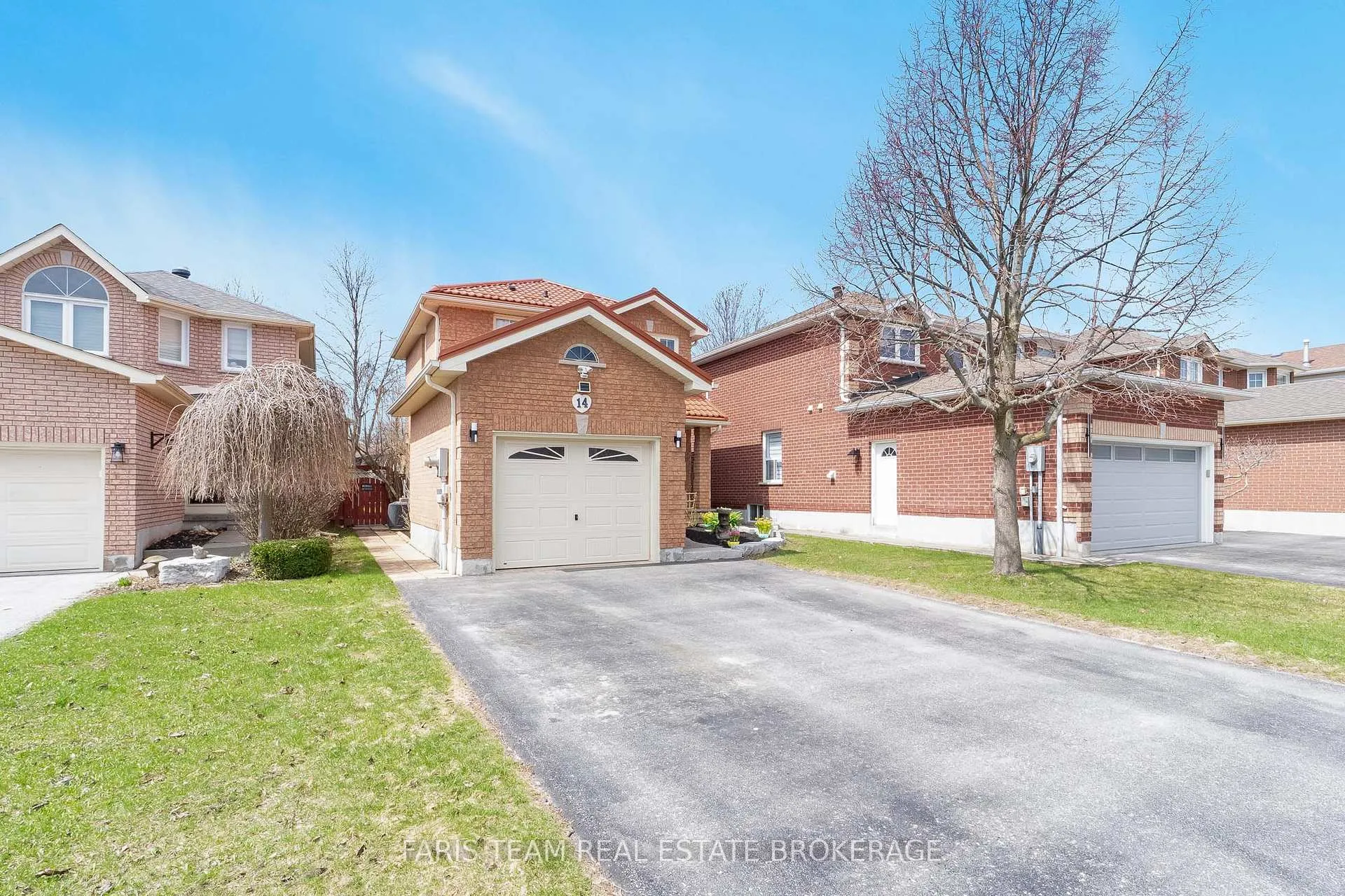 Photo 3 of 14 Nightingale Crescent, Barrie, Painswick South — HOMEH