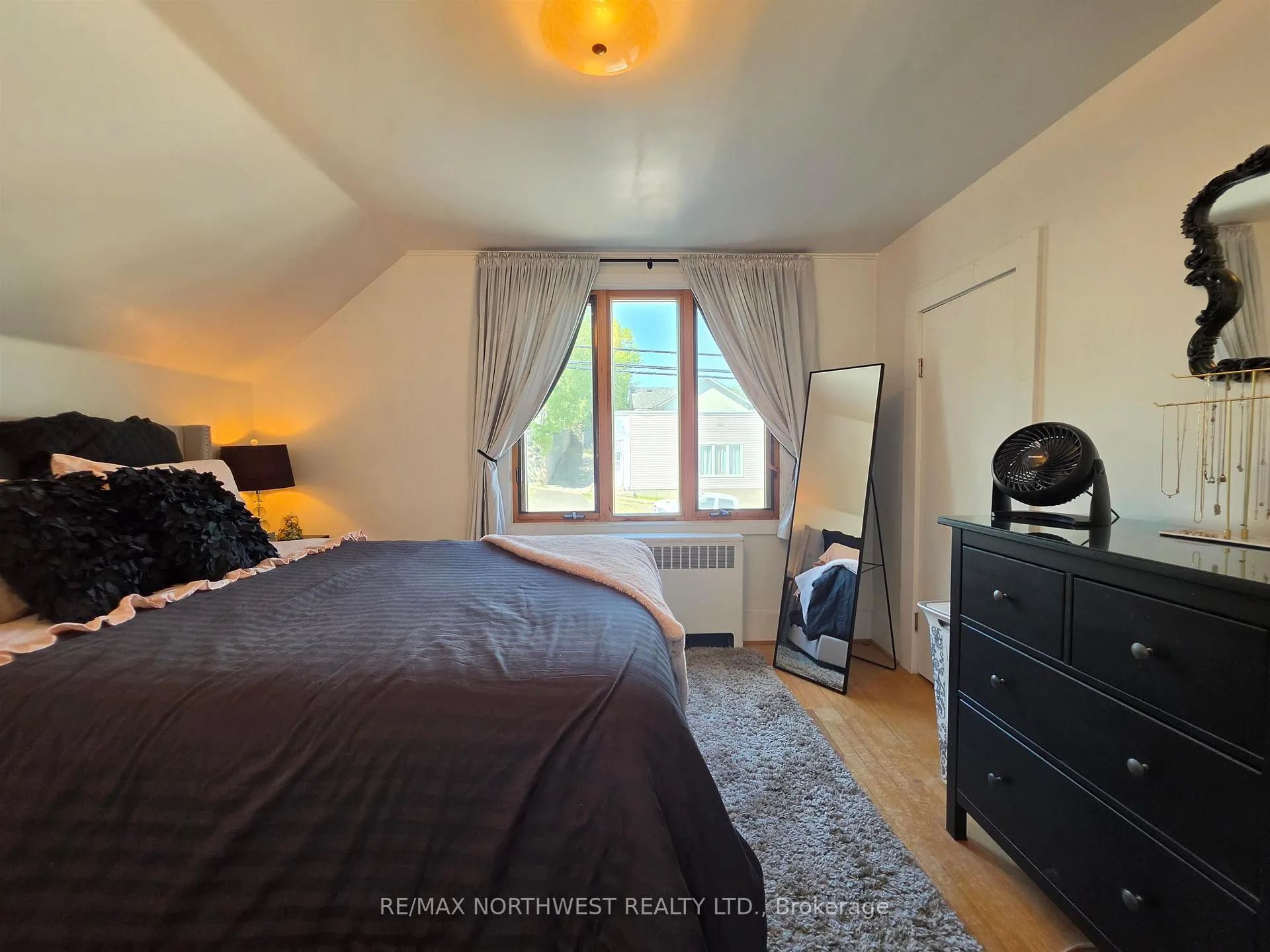 Photo 16 of 409 Third Street North, Kenora, North End — HOMEH