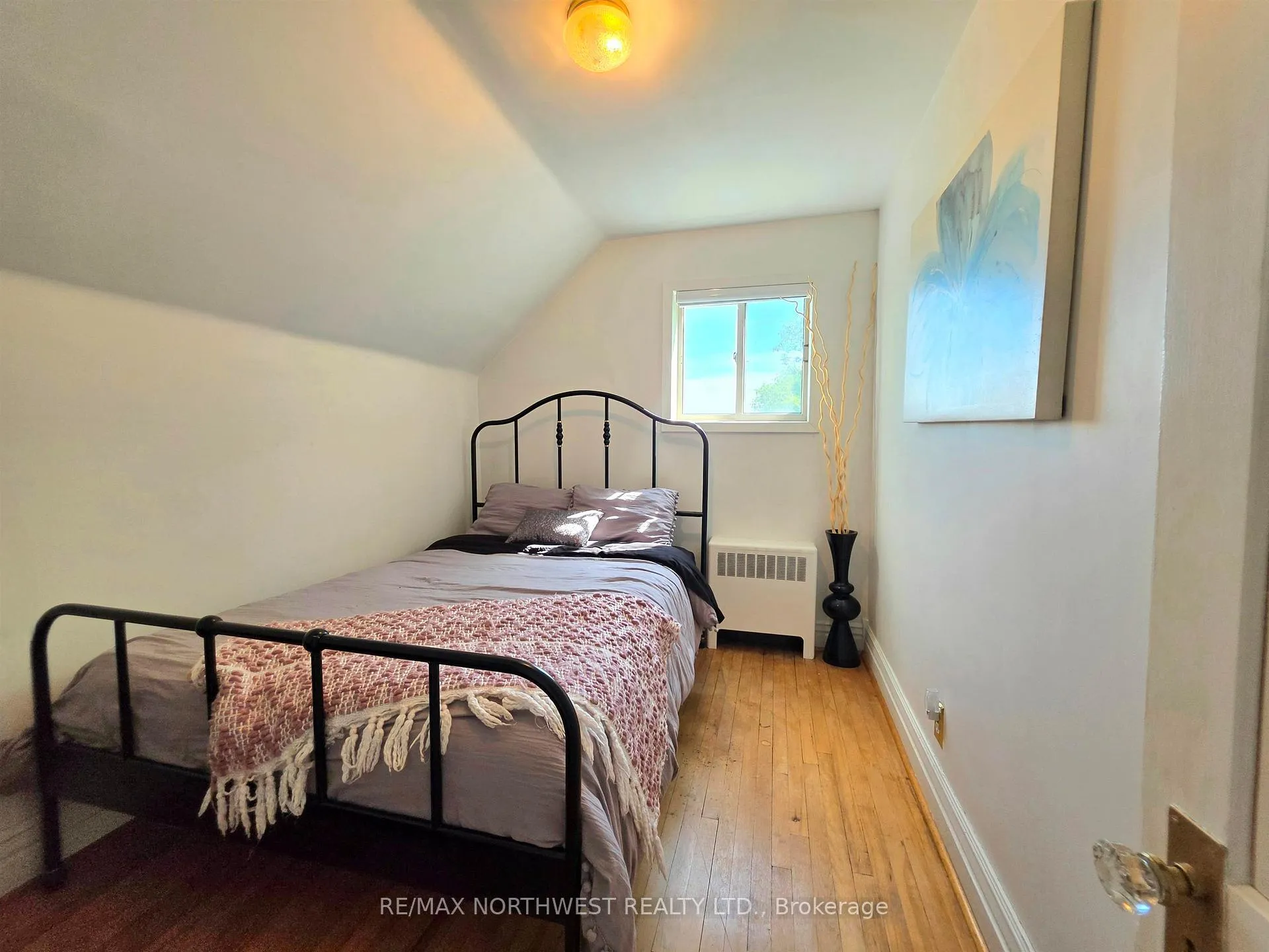 Photo 17 of 409 Third Street North, Kenora, North End — HOMEH