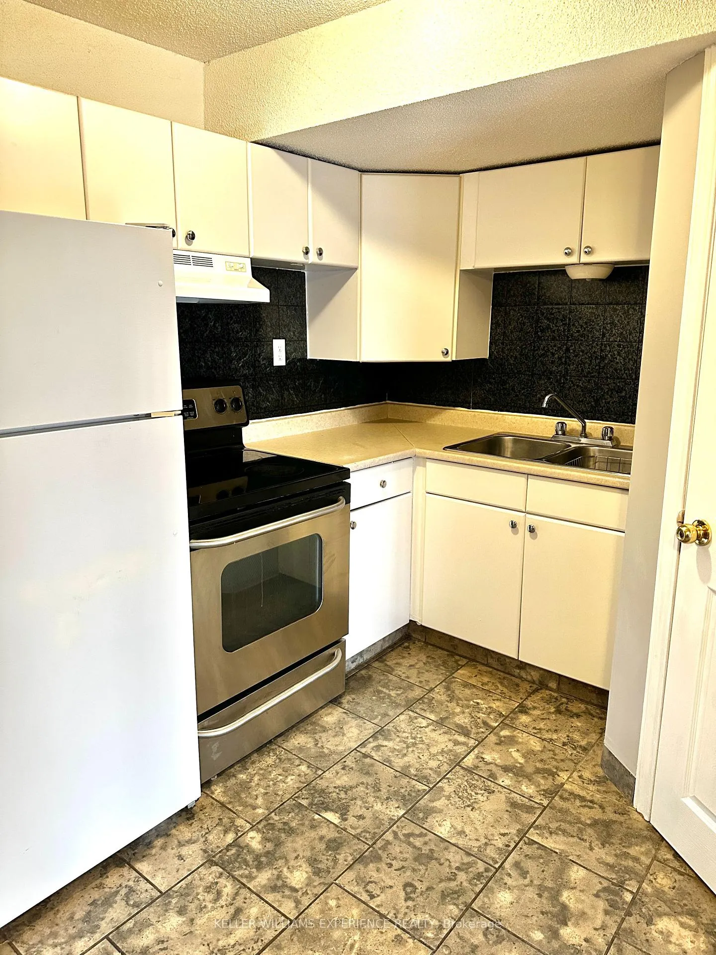 Photo 4 of Unit Main, 13 Rundle Crescent, Barrie, Holly — HOMEH