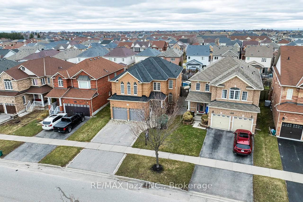 Photo 2 of 174 Southfield Avenue, Clarington, Courtice — HOMEH