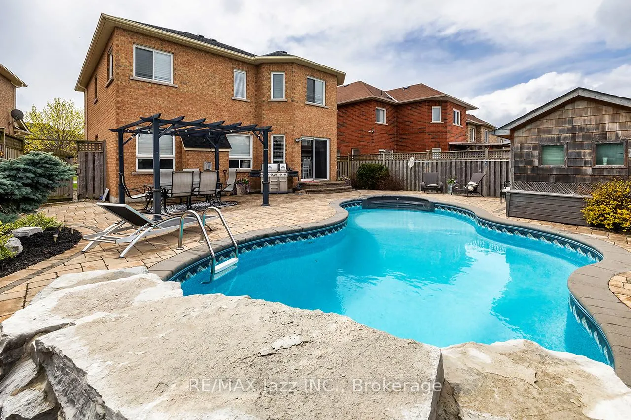 Photo 4 of 174 Southfield Avenue, Clarington, Courtice — HOMEH