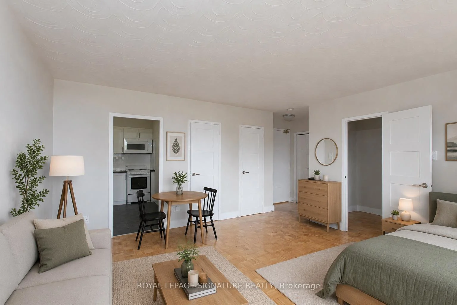 Front of Unit 900, 525 Eglinton Avenue E