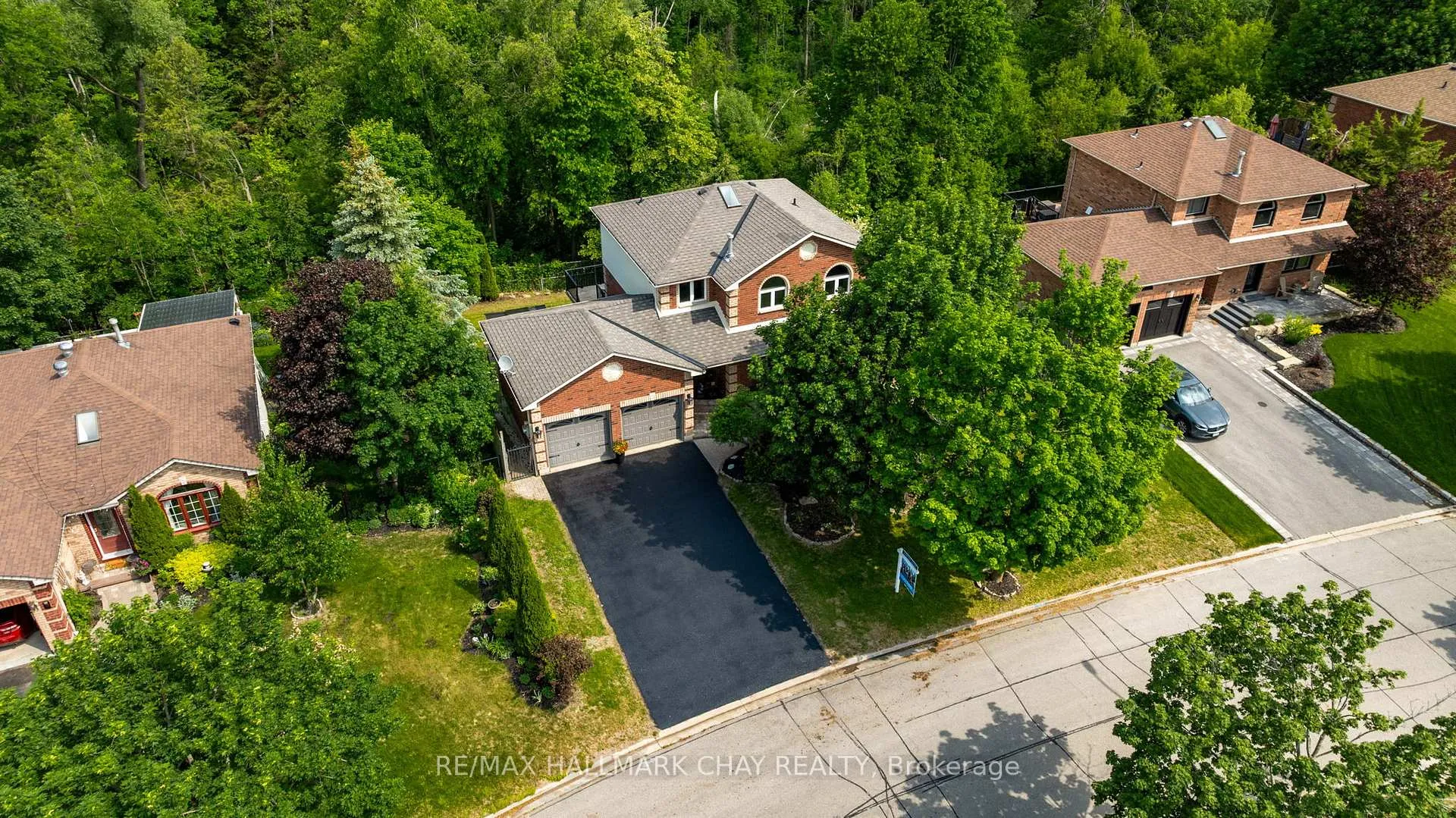 Photo 2 of 16 Columbia Road, Barrie, Holly — HOMEH