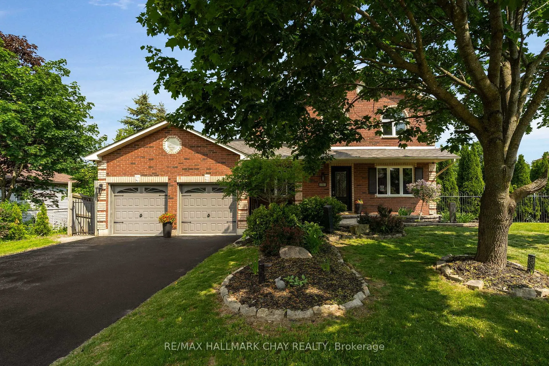 Photo 3 of 16 Columbia Road, Barrie, Holly — HOMEH