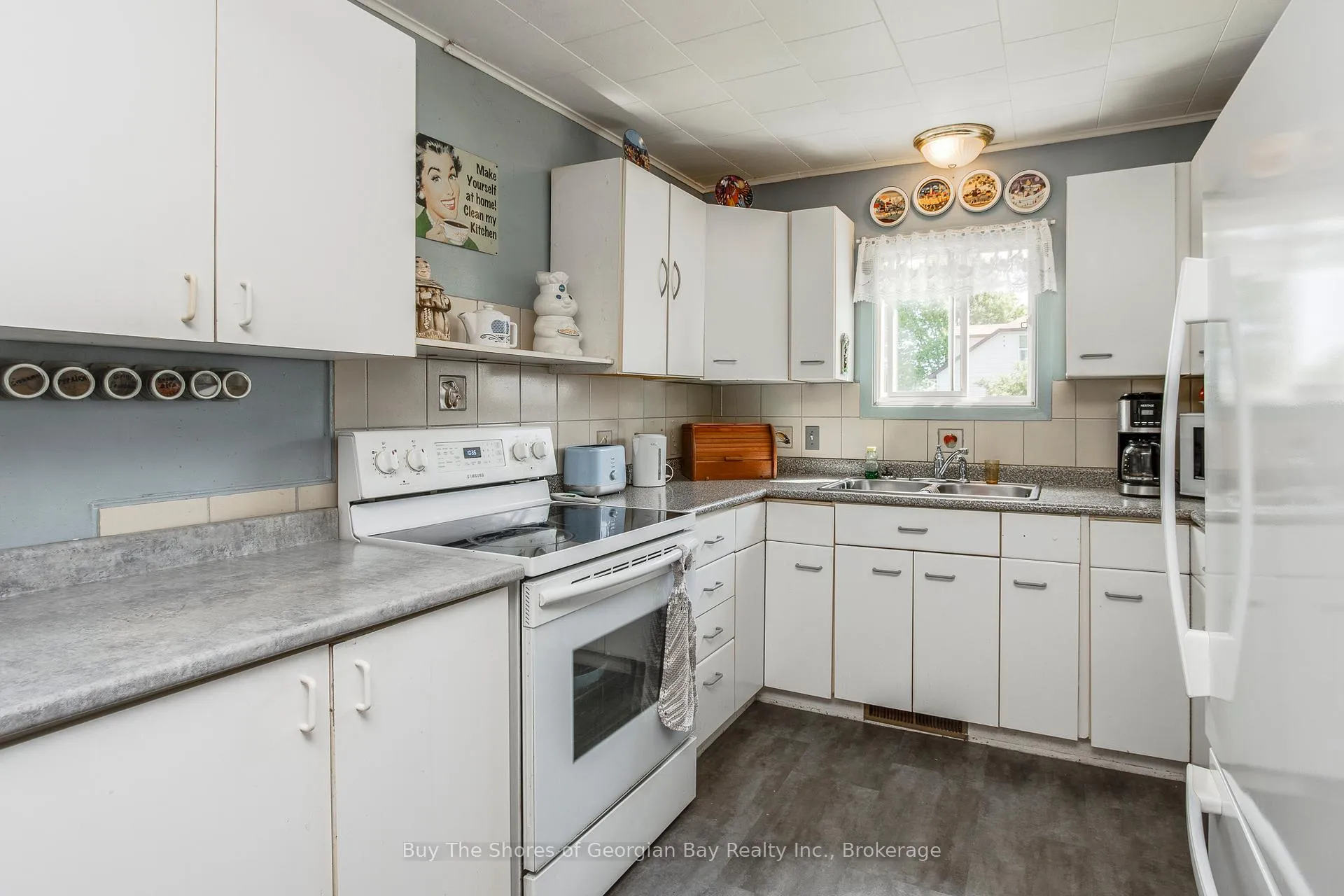 Photo 10 of 17 Balm Beach Road E, Tiny, Perkinsfield — HOMEH