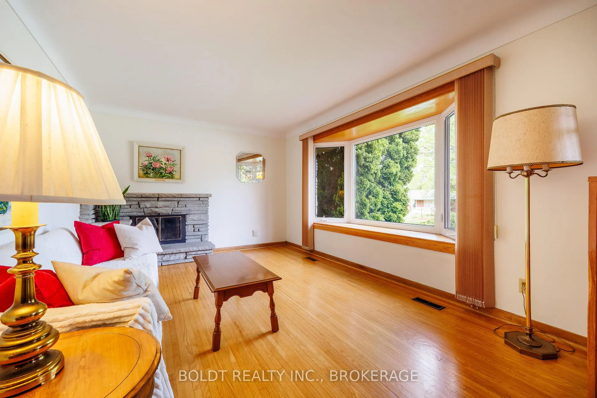 Photo 7 of 4114 Barry Drive, Lincoln, Beamsville — HOMEH