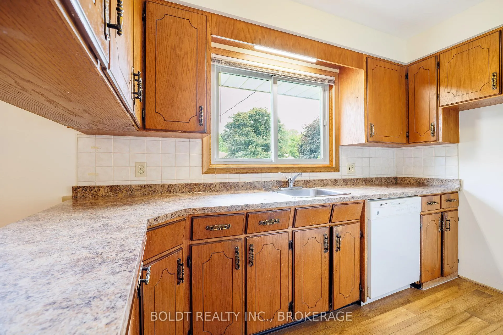 Photo 11 of 4114 Barry Drive, Lincoln, Beamsville — HOMEH