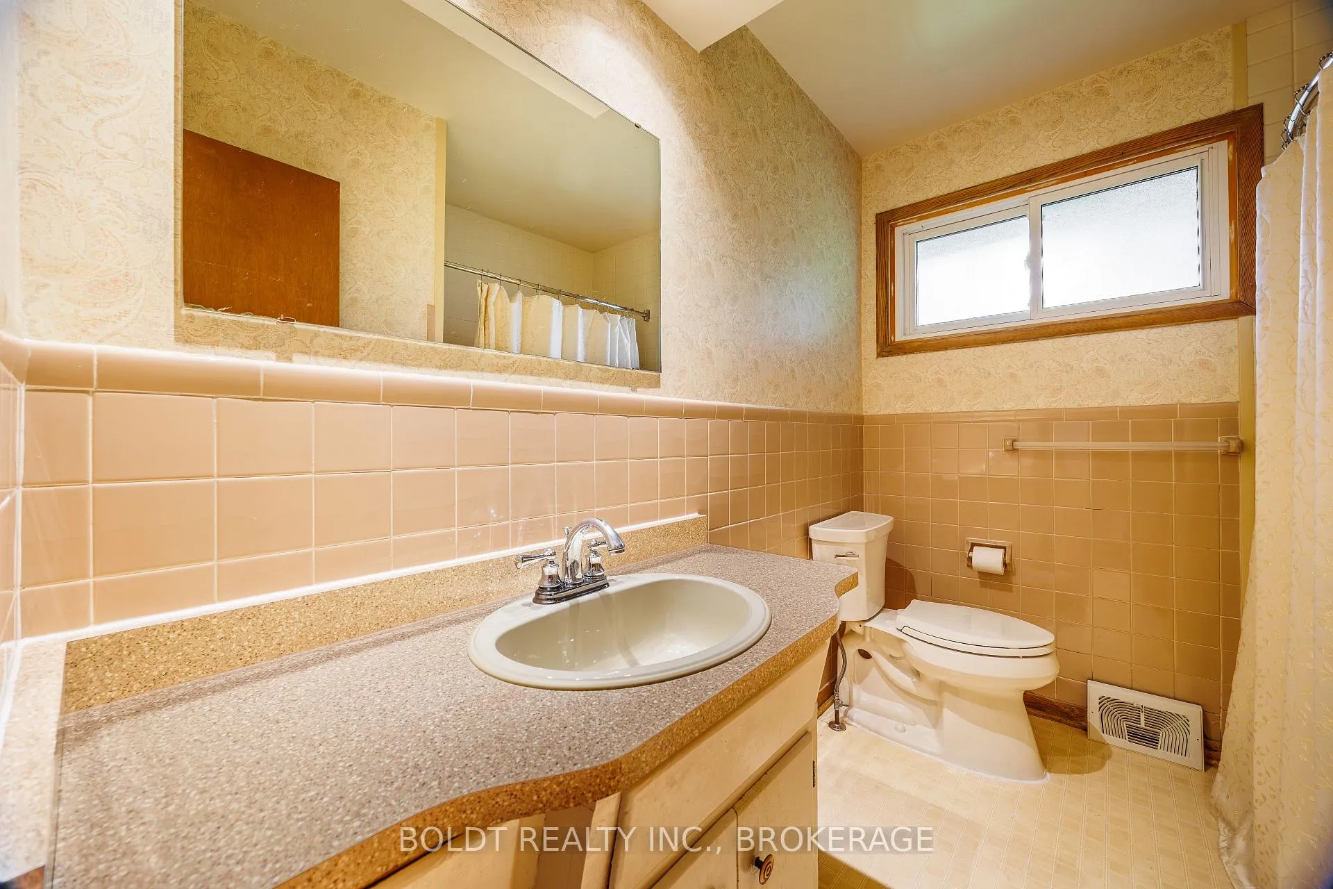 Photo 17 of 4114 Barry Drive, Lincoln, Beamsville — HOMEH