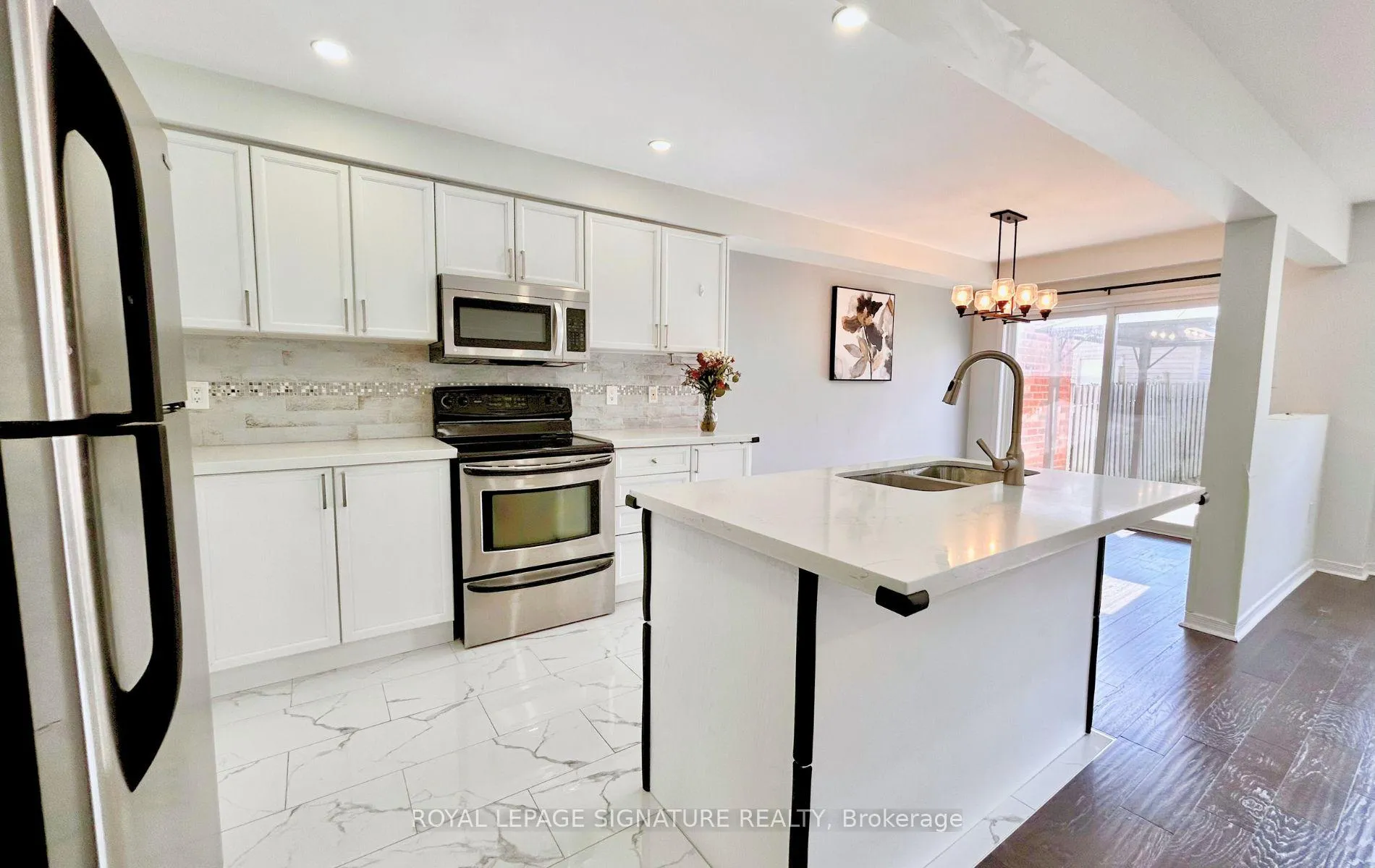Photo 3 of 28 Millburn Drive, Clarington, Bowmanville — HOMEH