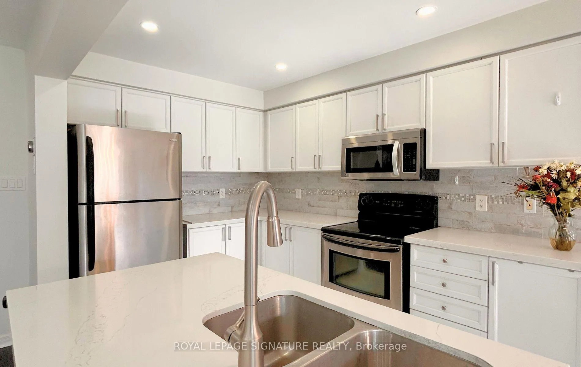 Photo 4 of 28 Millburn Drive, Clarington, Bowmanville — HOMEH