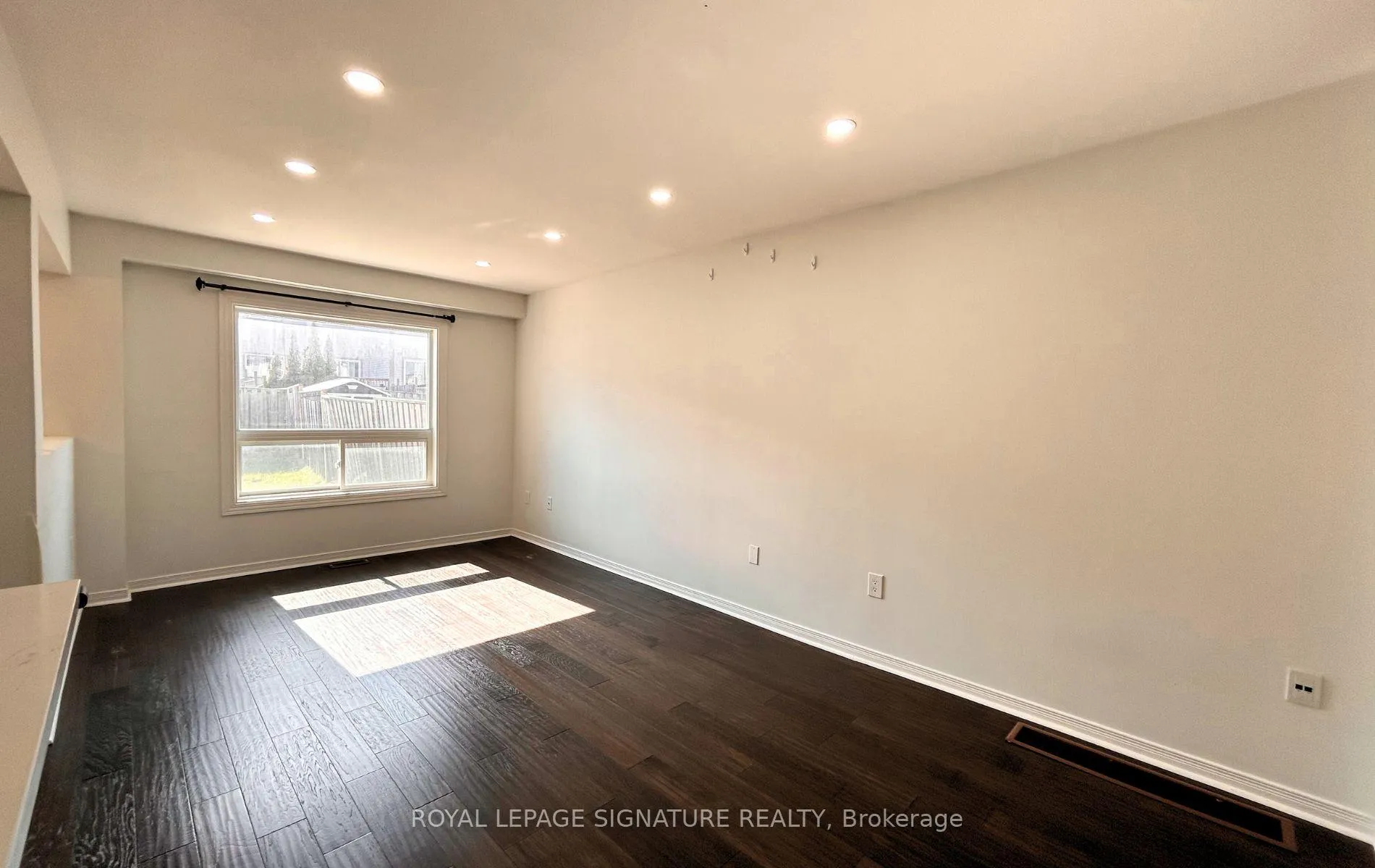 Photo 5 of 28 Millburn Drive, Clarington, Bowmanville — HOMEH