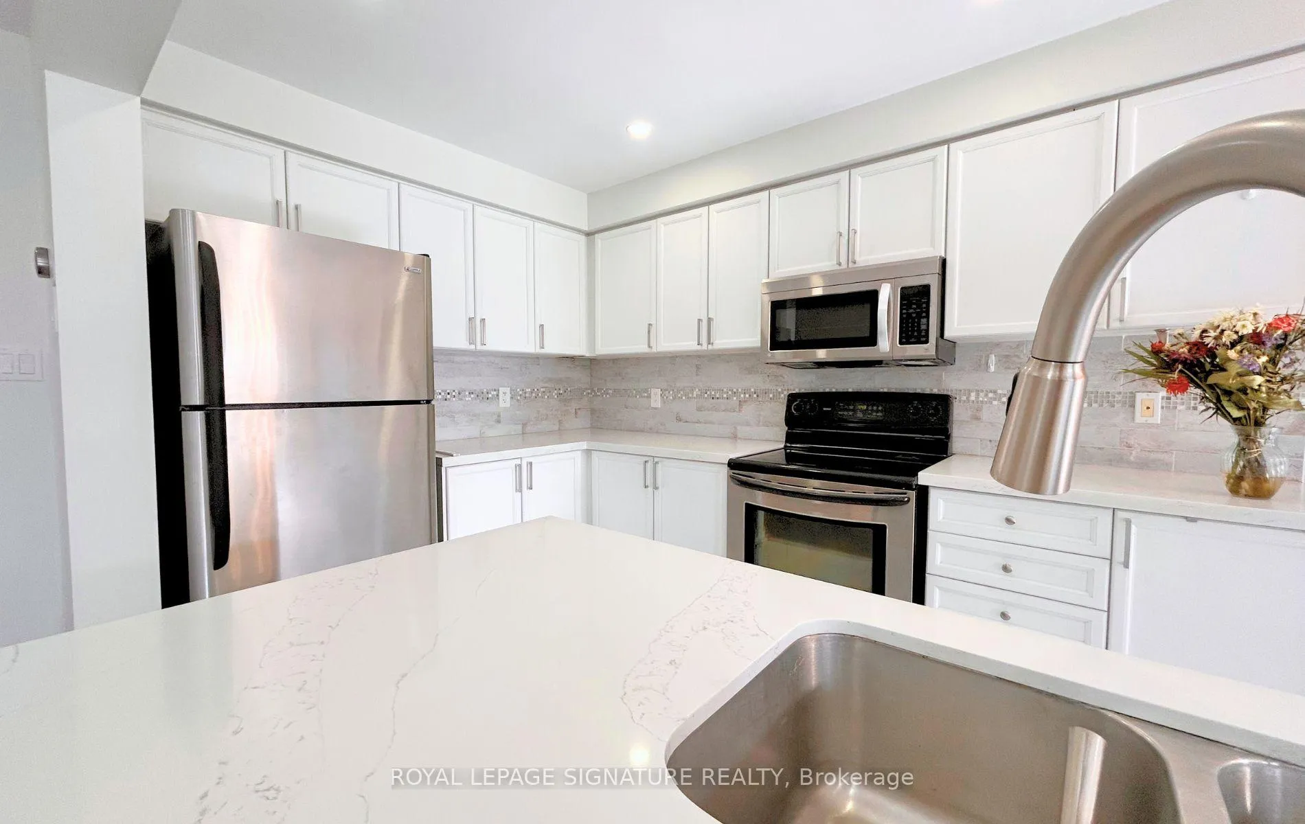 Photo 8 of 28 Millburn Drive, Clarington, Bowmanville — HOMEH