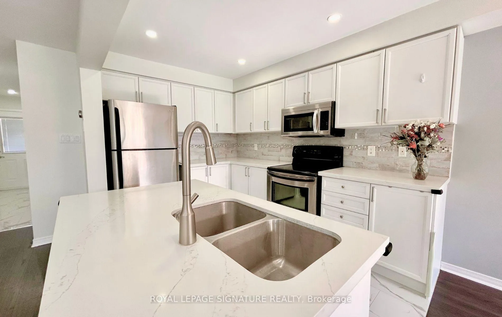 Photo 9 of 28 Millburn Drive, Clarington, Bowmanville — HOMEH