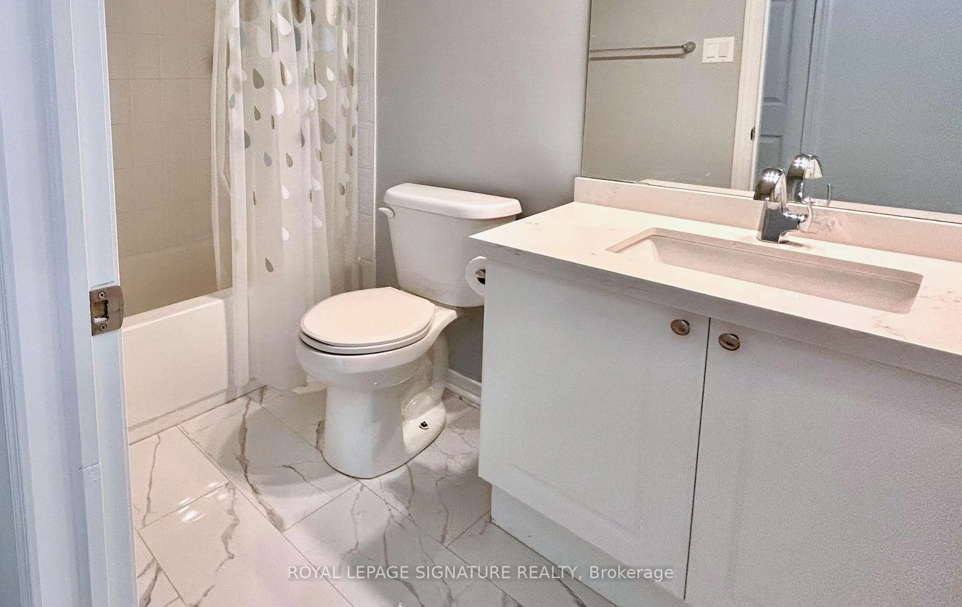 Photo 11 of 28 Millburn Drive, Clarington, Bowmanville — HOMEH