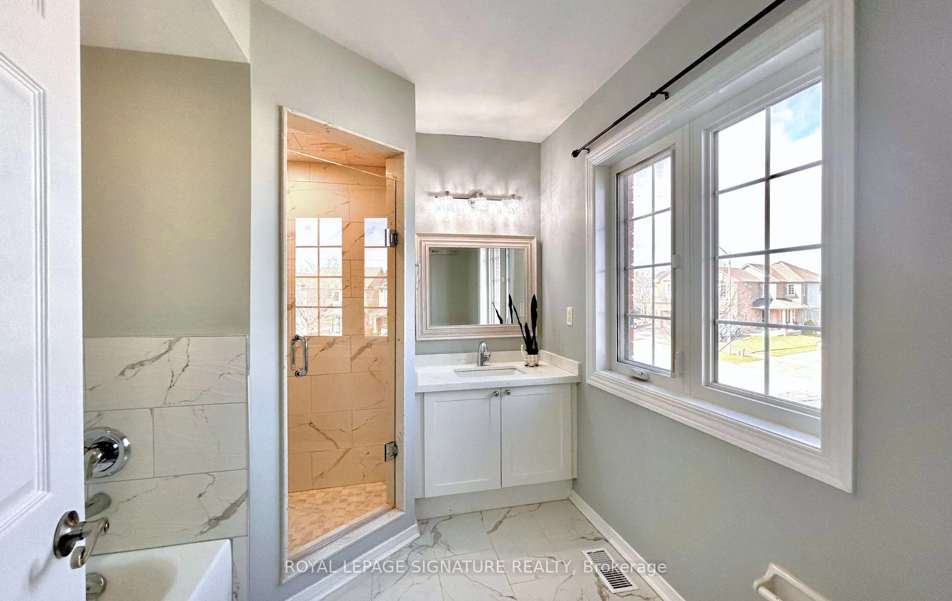 Photo 18 of 28 Millburn Drive, Clarington, Bowmanville — HOMEH