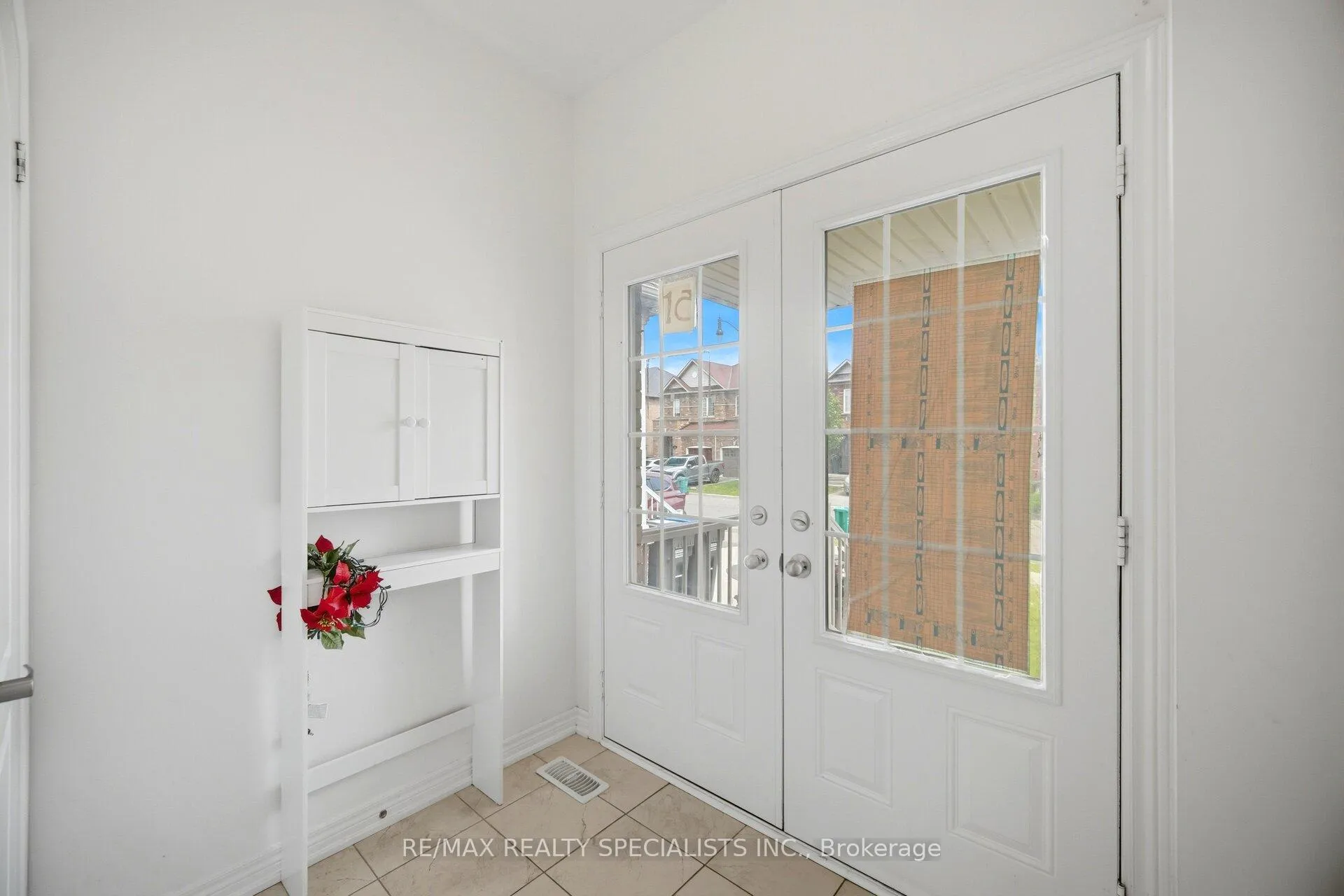 Photo 4 of 51 Frenchpark Circle, Brampton, Credit Valley — HOMEH