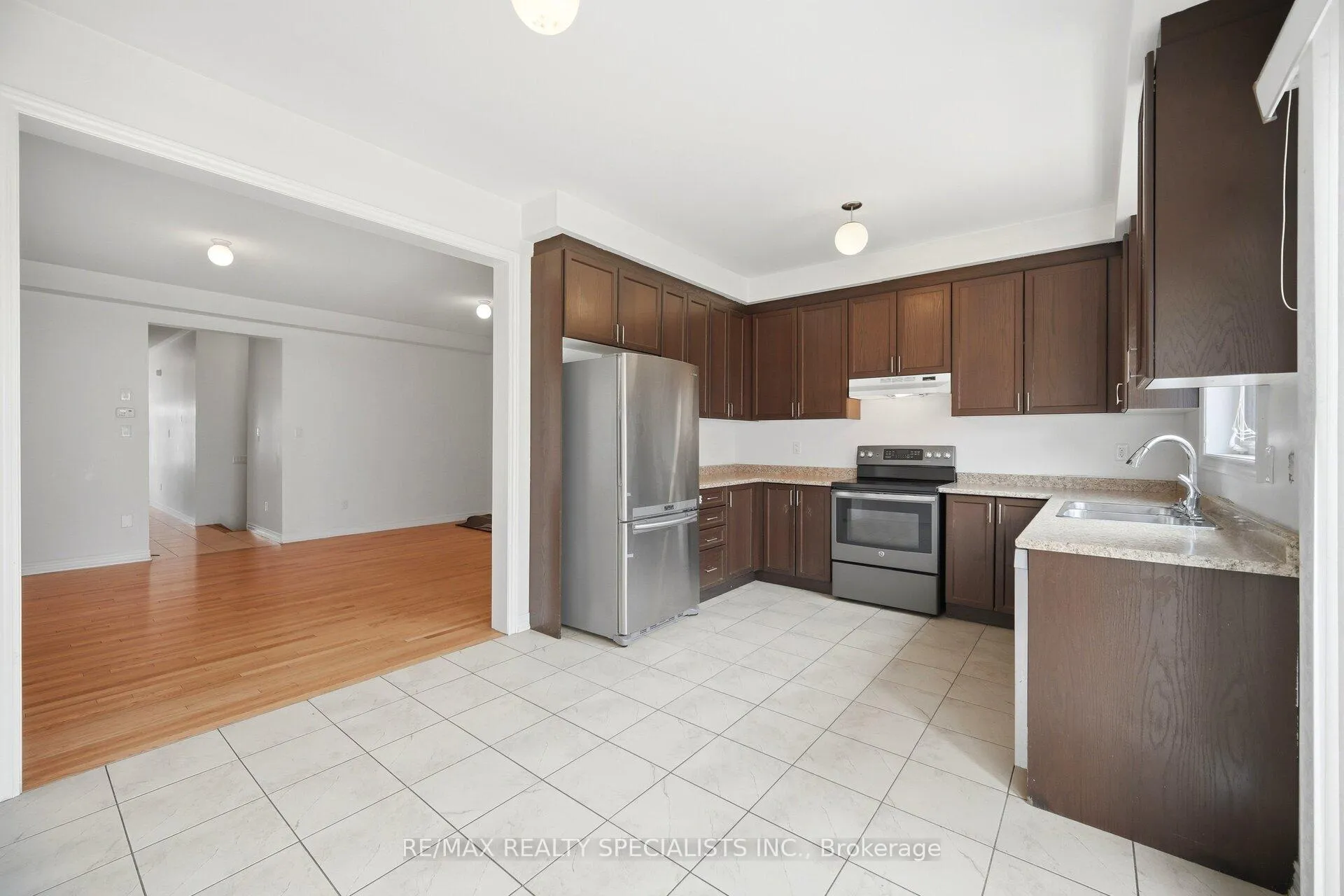 Photo 10 of 51 Frenchpark Circle, Brampton, Credit Valley — HOMEH
